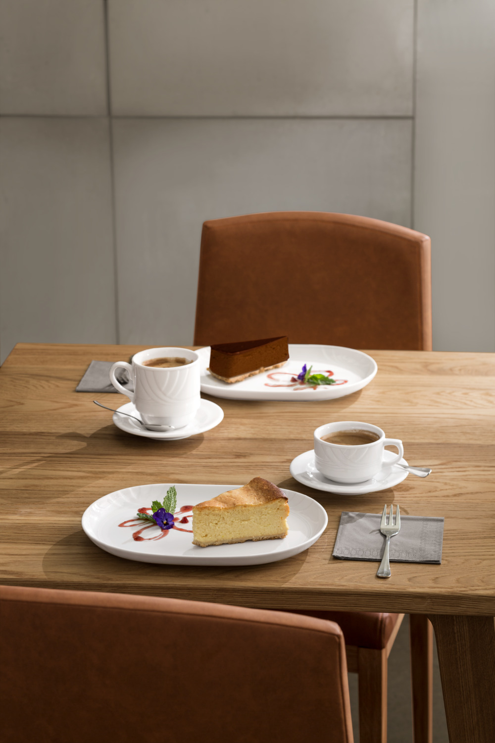 Vega Kiara White Porcelain Oval Tableware with Curved Relief Design, 28 cm, Dishwasher and Microwave Safe