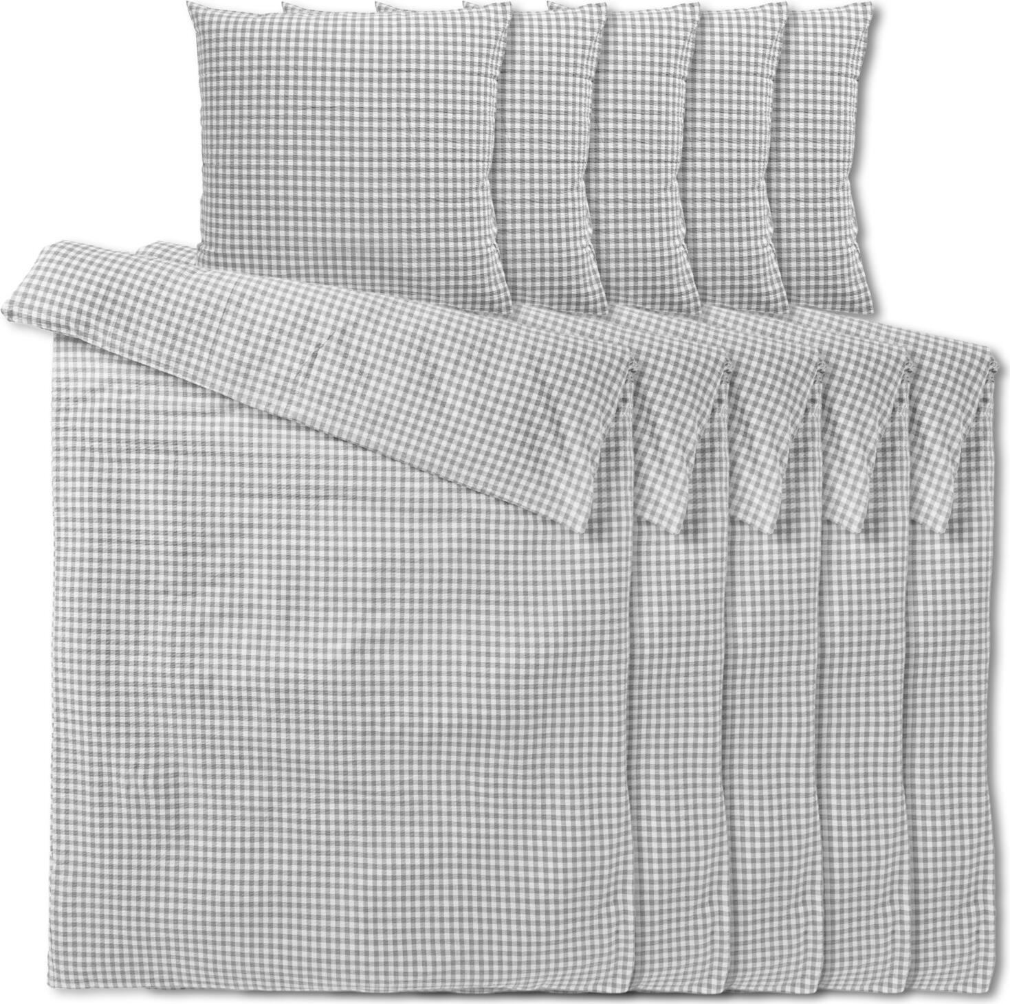 PULSIVA LUSINI Solutions GmbH Bed linen set Carrano Seersucker Bettwäsche-Set Carrano Seersucker Bed linen set Carrano Seersucker; 135x200 cm (WxL), 80x80 cm (LxW); grey; 5 set / pack Bettwäsche-Set Carrano Seersucker; 135x200 cm (BxL), 80x80 cm (LxB); grau; 5 Set(s) / Pack 100 % cotton. Weight approx. 140 g/m². The set comprises five sets of bed linen in a seersucker look. The structured weave supports a pleasant sleeping climate and impresses with its easy-care properties in everyday use. The mercerised cotton is hard-wearing and retains its shape even after frequent washing. With a thread density of 110 threads per inch, it offers a solid material basis for professional requirements. The integrated hotel fastener is a practical advantage for housekeeping: each set can be changed quickly and easily - particularly advantageous in times of high utilisation. As seersucker looks neat and tidy even without ironing, the laundry workload is significantly reduced, saving time and money. The subtle checked design blends in with many room concepts and creates a neat overall look. Guests benefit from the pleasantly soft cotton quality, which supports a comfortable sleeping experience and positively complements their stay. Important points at a glance: * Supplied as a set of 5 * Thread density: 110 threads per inch * Mercerised for stable quality * Check pattern in seersucker look * Easy-care, quick-drying, non-iron for everyday use * With hotel fastening for quick covering * Ideal for hotels, guest houses, guest rooms and accommodation with a high turnover rate 100 % Baumwolle. Gewicht ca. 140 g/m². Das Set umfasst fünf Bettwäsche-Garnituren in Seersucker-Optik. Die strukturierte Webart unterstützt ein angenehmes Schlafklima und überzeugt im täglichen Einsatz durch ihre pflegeleichten Eigenschaften. Die mercerisierte Baumwolle ist strapazierfähig und bleibt auch nach häufigen Waschgängen formstabil. Mit einer Fadendichte von 110 Fäden je Inch bietet sie eine solide Materialbasis für professionelle Anforderungen. Für das Housekeeping ist der integrierte Hotelverschluss ein praktischer Vorteil: Jede Garnitur lässt sich schnell und unkompliziert wechseln – besonders vorteilhaft in Zeiten mit hoher Auslastung. Da Seersucker auch ohne Bügeln ordentlich aussieht, reduziert sich der Aufwand in der Wäscherei deutlich, was Zeit und Kosten spart. Das dezente Karo-Design fügt sich in viele Zimmerkonzepte ein und erzeugt ein gepflegtes Gesamtbild. Gäste profitieren von der angenehm weichen Baumwollqualität, die ein komfortables Schlafgefühl unterstützt und den Aufenthalt positiv ergänzt. Wichtige Punkte auf einen Blick: * Lieferung als 5er Set * Fadendichte: 110 Fäden je Inch * Mercerisiert für stabile Qualität * Karo-Muster in Seersucker-Optik * Pflegeleicht, schnelltrocknend, bügelfrei im Alltag * Mit Hotelverschluss für schnelles Beziehen * Ideal für Hotels, Pensionen, Gästezimmer und Unterkünfte mit hoher Wechselrate