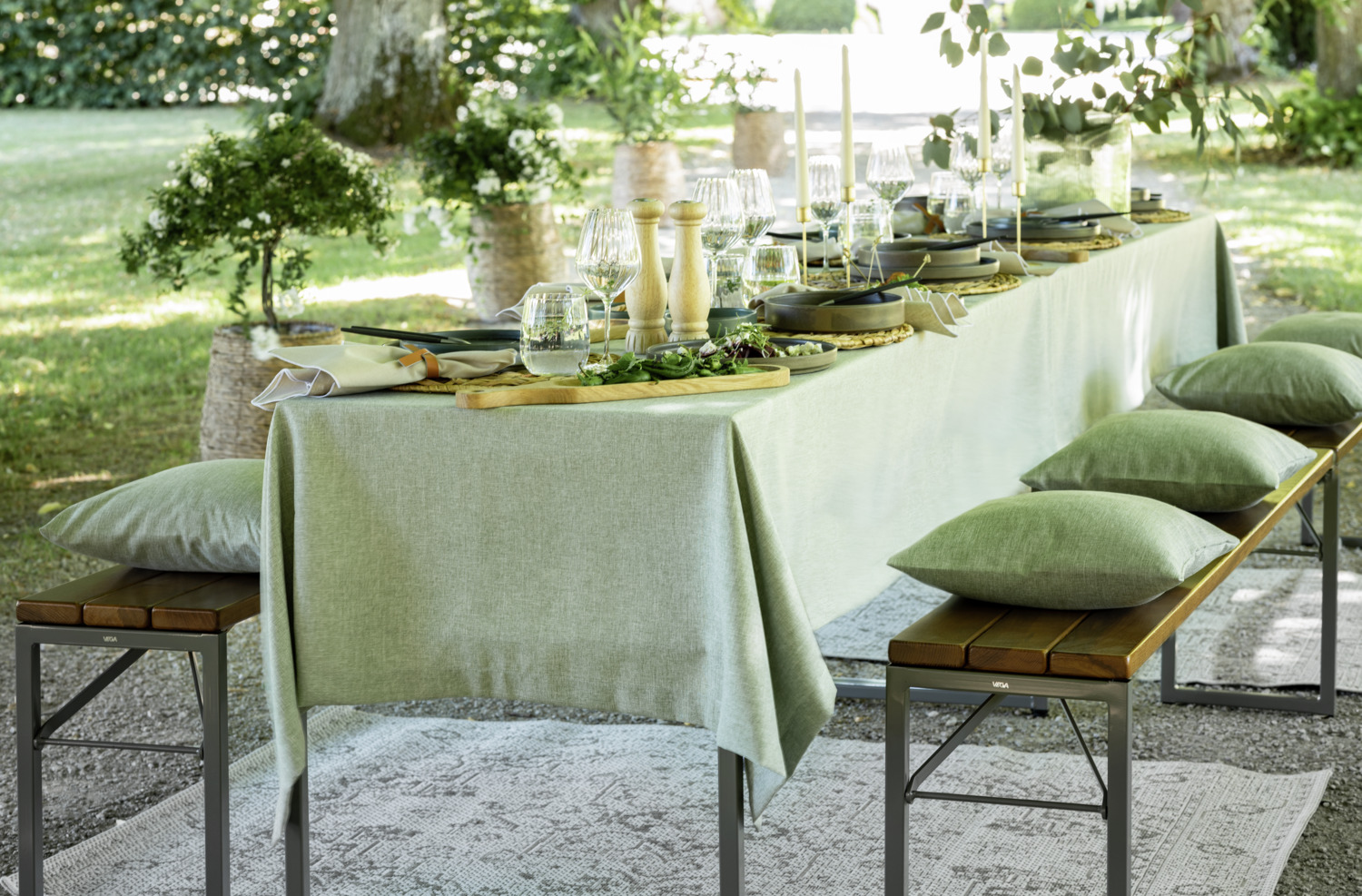 ERWIN M. LUSINI Solutions GmbH Tablecloth Nova Tischdecke Nova Tablecloth Nova; 130x190 cm (WxL); sage; rectangular Tischdecke Nova; 130x190 cm (BxL); salbei; rechteckig 100% polyester. Weight approx. 210 g/m². Easy care tablecloth in mottled look. High quality confection with envelope hem. Beautiful structure with natural feel. Robust, durable. 100 % Polyester. Gewicht ca. 210 g/m². Pflegeleichte Tischdecke in melierter Optik. Hochwertige Konfektion mit Kuvertsaum. Schöne Struktur mit natürlichem Griff. Robust, langlebig.