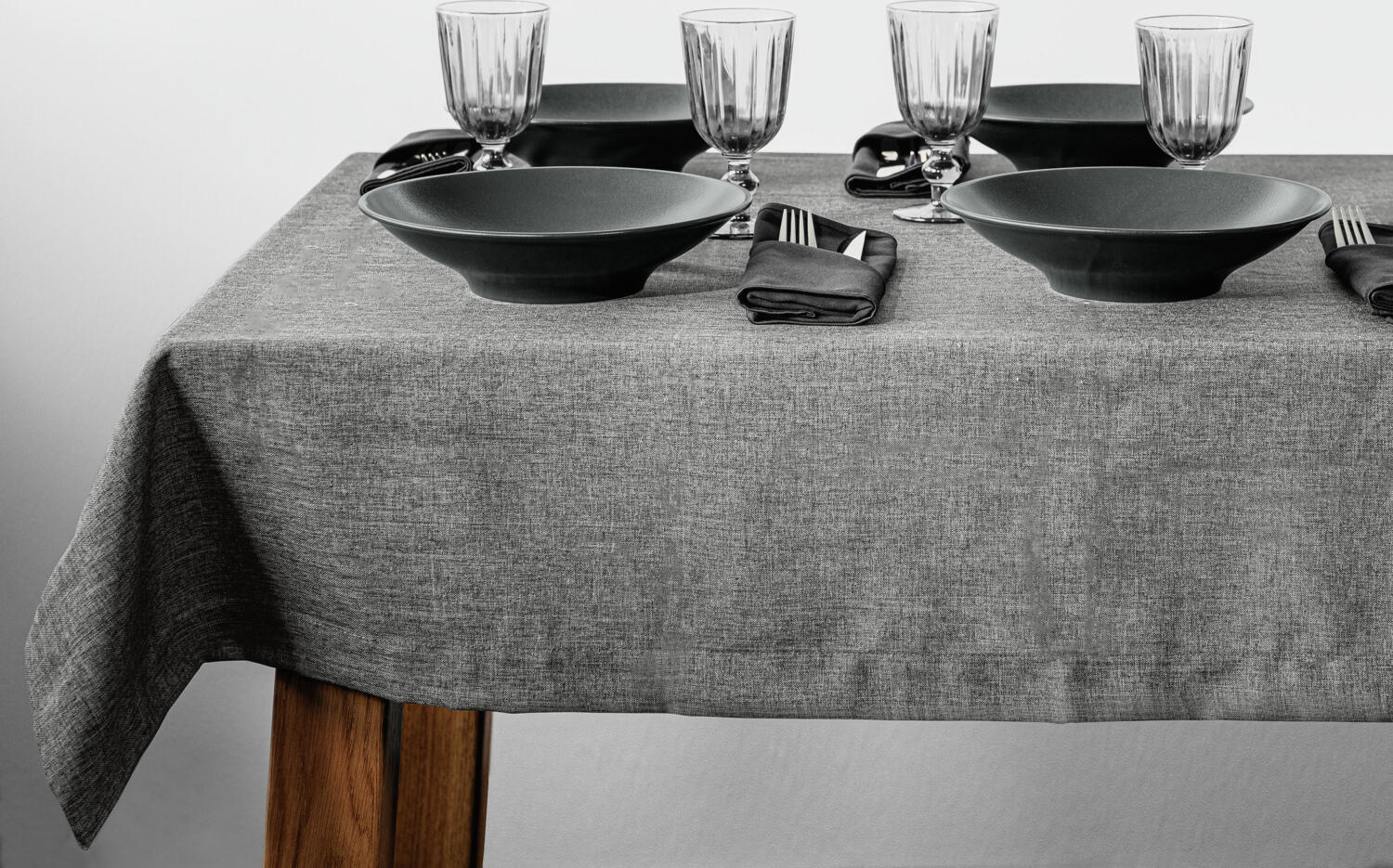 ERWIN M. LUSINI Solutions GmbH Tablecloth Nova Tischdecke Nova Tablecloth Nova; 130x130 cm (WxL); light-grey; square Tischdecke Nova; 130x130 cm (BxL); hellgrau; quadratisch 100% polyester. Weight approx. 210 g/m². Easy care tablecloth in mottled look. High quality confection with envelope hem. Beautiful structure with natural feel. Robust, durable. 100 % Polyester. Gewicht ca. 210 g/m². Pflegeleichte Tischdecke in melierter Optik. Hochwertige Konfektion mit Kuvertsaum. Schöne Struktur mit natürlichem Griff. Robust, langlebig.