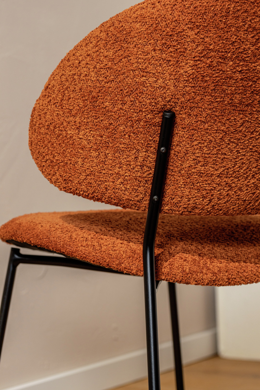 Scaun Tapitat VEGA Lindo Bouclé, Scoica Ergonomica, Material Bouclé 100% Poliester, Cadru Otel Vopsit Electrostatic, 55x65x85 cm
