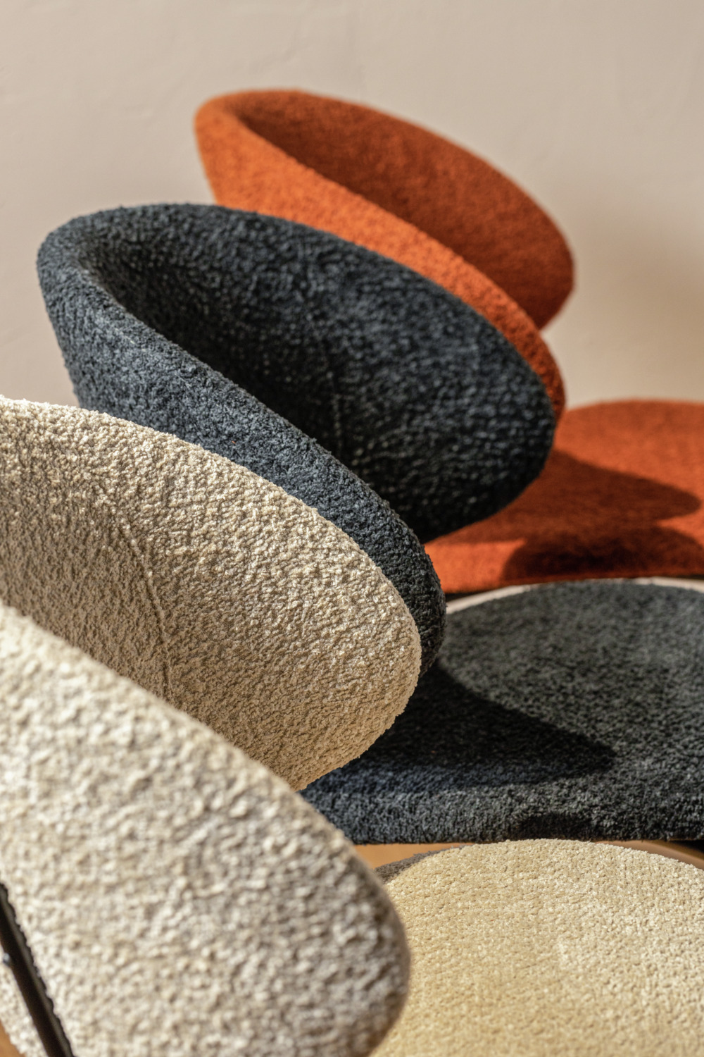 Scaun Tapitat VEGA Lindo Bouclé, Scoica Ergonomica, Material Bouclé 100% Poliester, Cadru Otel Vopsit Electrostatic, 55x65x85 cm