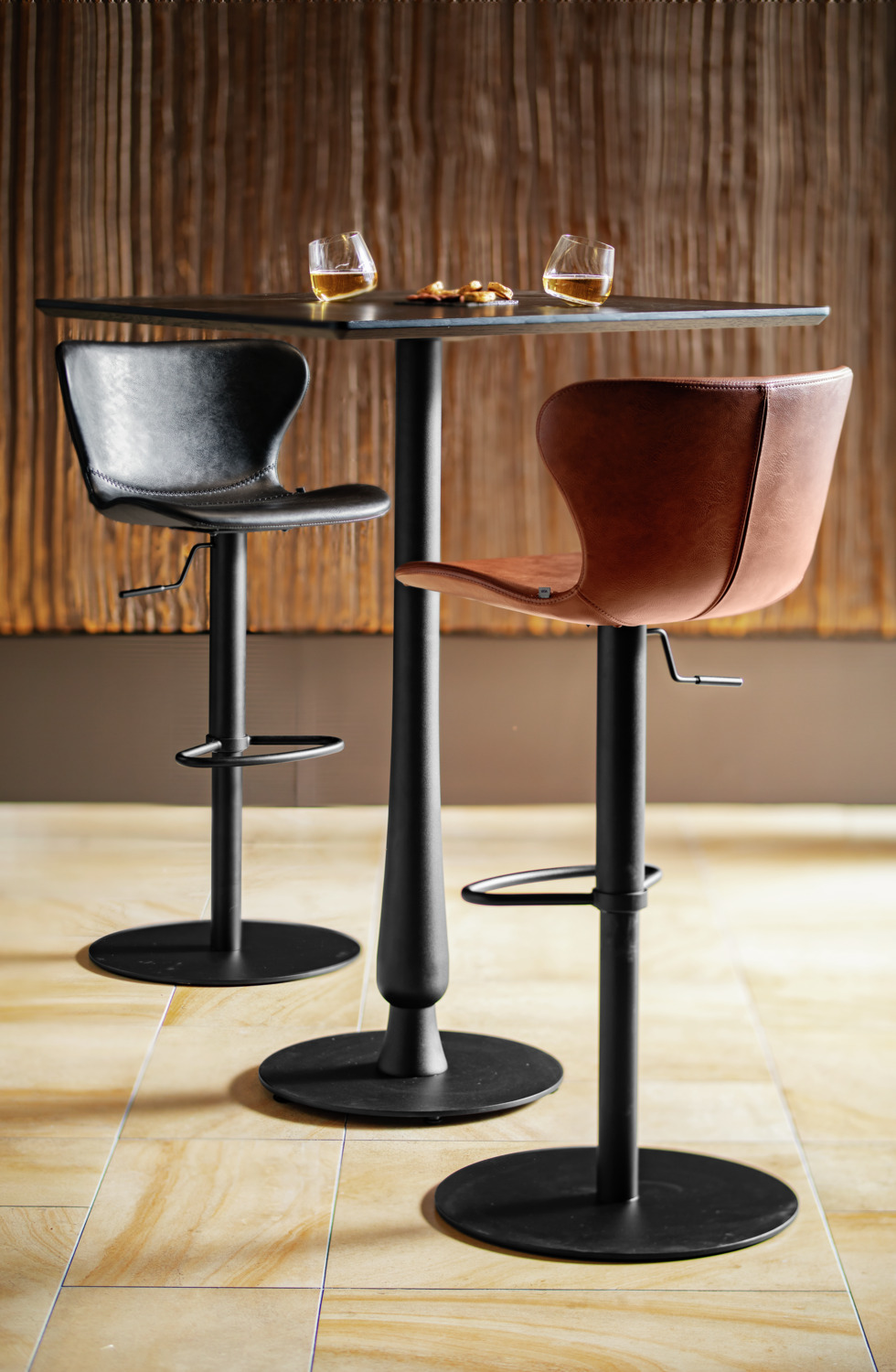 Scaun Bar VEGA Dallas, Piele Ecologica Cognac Vintage, Baza Otel Vopsit Electrostatic Negru Mat, Reglabil Gas Lift 85-110 cm, Rotire 360 Grade