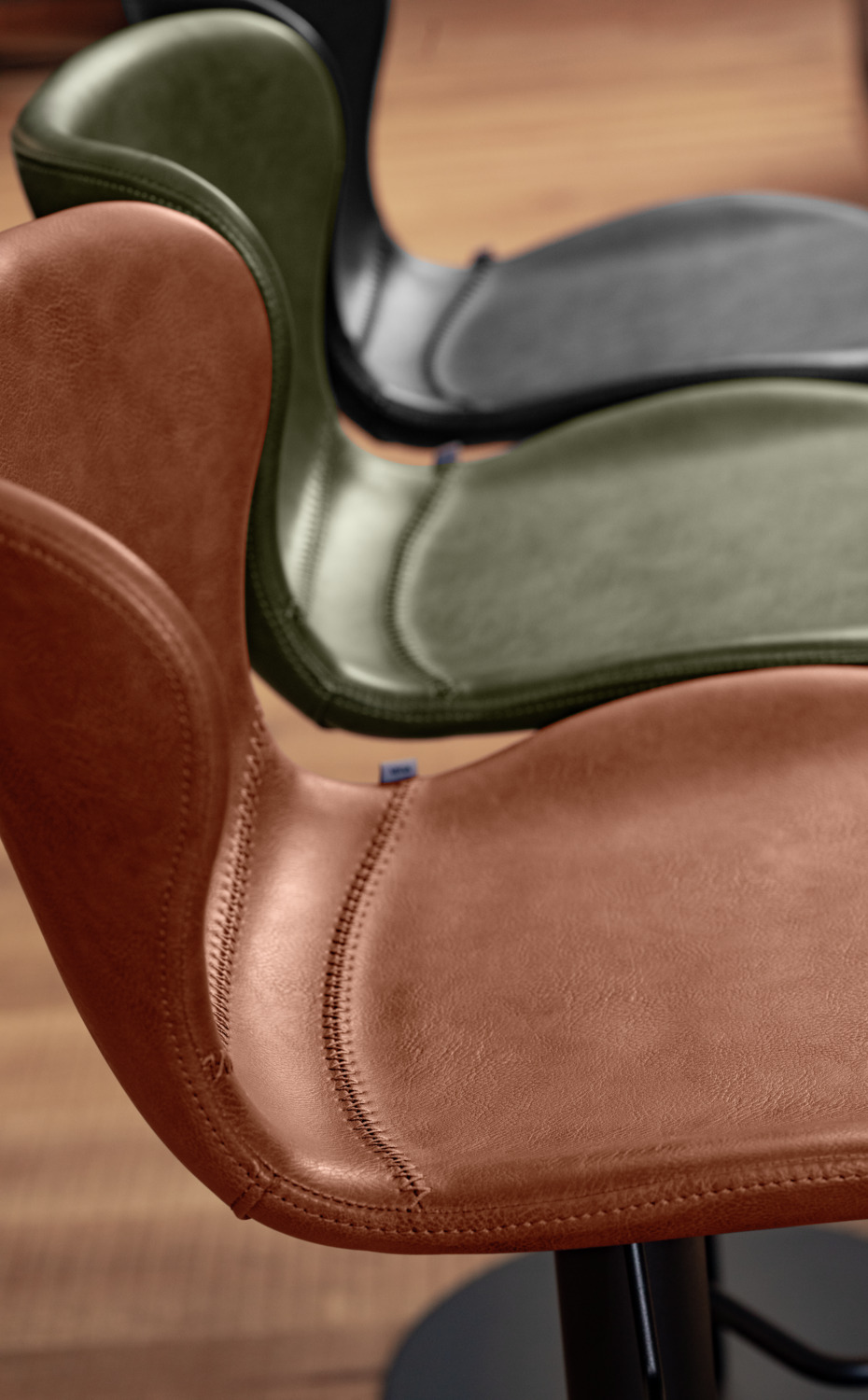 Scaun Bar VEGA Dallas, Piele Ecologica Cognac Vintage, Baza Otel Vopsit Electrostatic Negru Mat, Reglabil Gas Lift 85-110 cm, Rotire 360 Grade