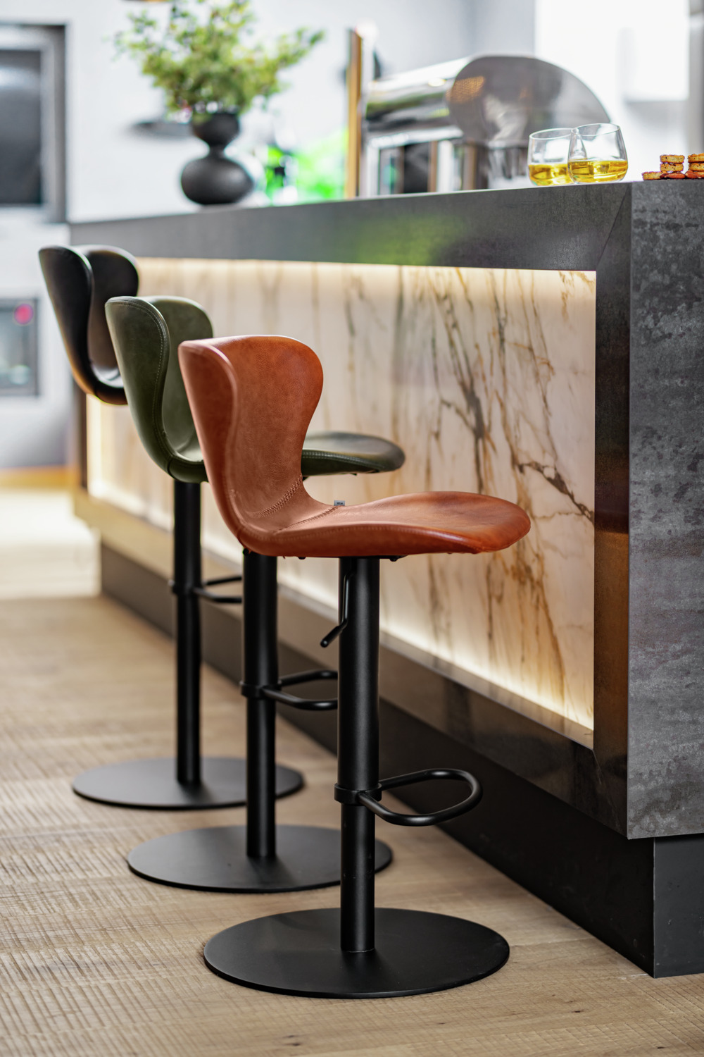 Scaun Bar VEGA Dallas, Piele Ecologica Cognac Vintage, Baza Otel Vopsit Electrostatic Negru Mat, Reglabil Gas Lift 85-110 cm, Rotire 360 Grade