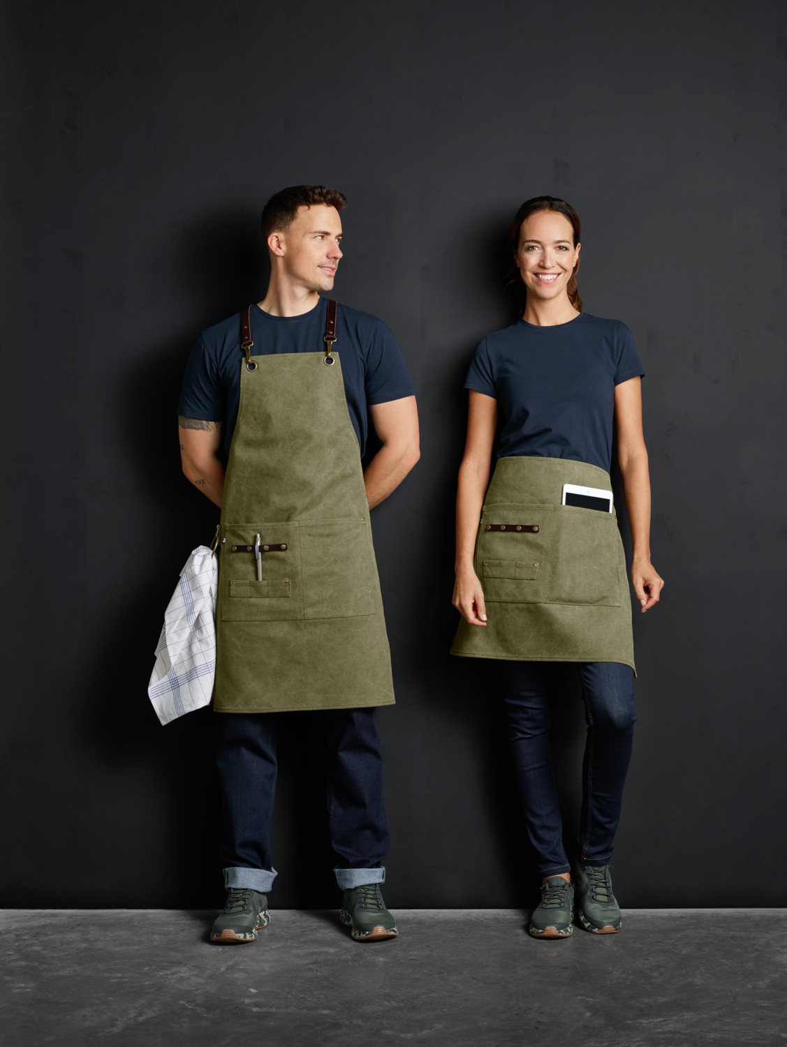 Jobeline Canvas Apron Bib Canvas 88 and Half Apron 50x65, Olive, 65% Polyester 35% Cotton, 505 g/m², Leather Straps, Large Pockets, Pen Holder