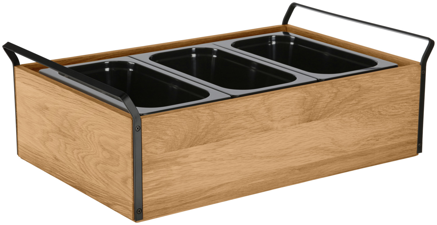 VEGA LUSINI Solutions GmbH Buffet chilled tray Esino high, 10 cm, 3x GN 1/3, melamine Buffet-Kühltablett Esino hoch, 10 cm, 3x GN 1/3 Melamin Buffet chilled tray Esino high, 10 cm, 3x GN 1/3, melamine; GN 1/1, 61.9x38.6x20.9 cm (LxWxH); oak/black; rectangular Buffet-Kühltablett Esino hoch, 10 cm, 3x GN 1/3 Melamin; GN 1/1, 61.9x38.6x20.9 cm (LxBxH); eiche/schwarz; rechteckig The Esino refrigerated display case consists of the high base box made of oak, a base tray made of high-quality plastic with a heat resistance of up to 70°C, the matching polyethylene cold pack and three black, 10 cm deep, stackable, impact-resistant and break-proof GN containers 1/3 made of melamine (application range: -30°C to +70°C). The GN container is dishwasher safe, all other parts are not. A matching roll-top hood, hygiene protection and labeling boards are available separately. Die Kühlvitrine Esino besteht aus der Grundbox hoch aus Eichenholz, einer Basisschale aus hochwertigem Kunststoff mit einer Hitzebeständigkeit bis 70 °C, dem passenden Kühlakku aus Polyethylen und 3x dem schwarzen, 10 cm tiefen, stapelbaren, stoß- und bruchfesten GN-Behälter 1/3 aus Melamin (Einsatzbereich: -30 °C bis +70 °C. Der GN-Behälter ist spülmaschinenfest, alle anderen Teile nicht. Eine passende Rolltop-Haube, ein Hygieneschutz und die Beschriftungstafeln sind separat erhältlich.