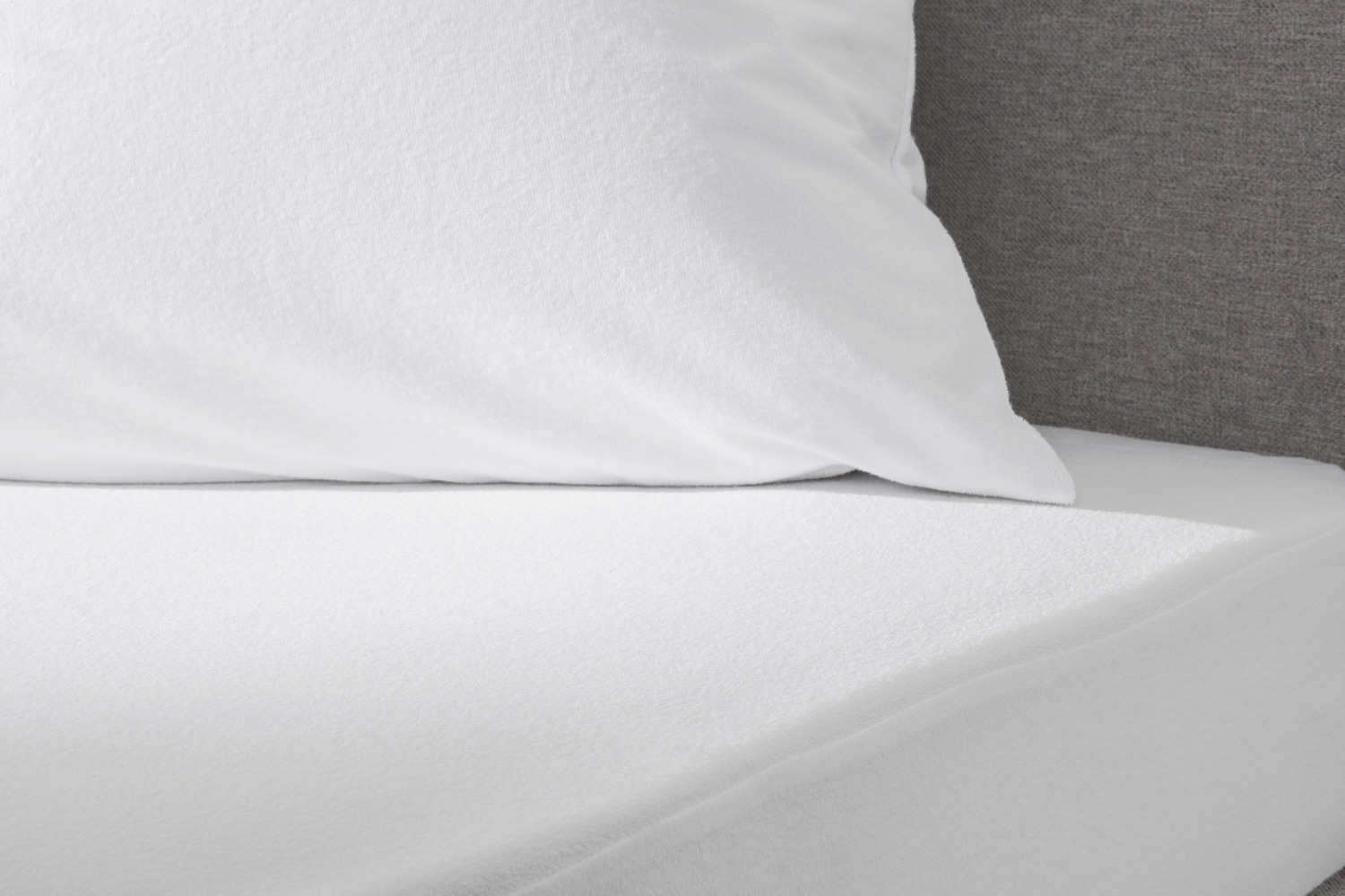 LUSINI Pillow Protector Cover Protect Zipper, 60 x 80 cm, White, Breathable Moisture-Impermeable Terry Cloth Cotton Blend, OEKO-TEX Standard 100