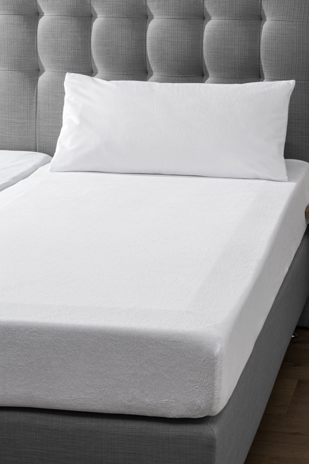 ERWIN M. LUSINI Solutions GmbH Pillow protector cover Protect zipper Kissenschutzbezug Protect Reißverschluss Pillow protector cover Protect zipper; 60x80 cm (LxW); white Kissenschutzbezug Protect Reißverschluss; 60x80 cm (LxB); weiß (1) Top side 75% cotton, 25% polyester (terry cloth). (2) Underside polyurethane membrane. Weight approx. 180 g/m². (1) The terry top is pleasant to the skin. (2) The coating on the underside is impermeable to moisture but breathable. (1) Oberseite 75 % Baumwolle, 25 % Polyester (Frottee). (2) Unterseite Polyurethan-Membrane. Gewicht ca. 180 g/m². (1) Die Frottee-Oberseite ist angenehm auf der Haut. (2) Die Beschichtung der Unterseite ist feuchtigkeitsundurchlässig, jedoch atmungsaktiv.