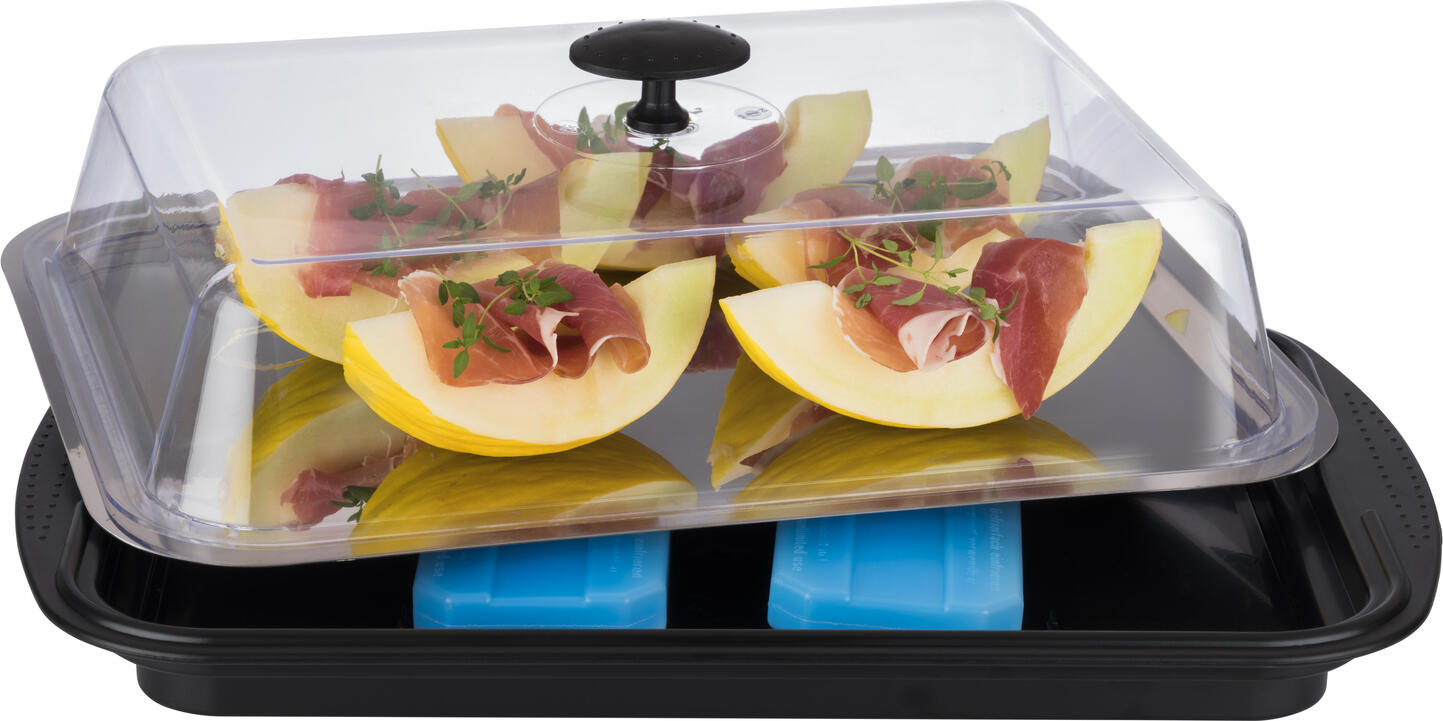 APS Assheuer + Pott GmbH & Co. KG Thermo tray set square Thermo Tablettset eckig Thermo tray set square; 43x29x14 cm (LxWxH); black/stainless steel/transparent; rectangular Thermo Tablettset eckig; 43x29x14 cm (LxBxH); schwarz/edelstahl/transparent; rechteckig 1 sturdy tray + 1 stainless steel tray + 2 ice packs + 1 cover. Das Thermo Tablett-Set ist eine praktische Lösung für Buffet, Catering, Gastronomie, Hotellerie und den mobilen Service. Es eignet sich ideal zum gekühlten Bereitstellen, Transportieren und Präsentieren von Speisen. Die Kombination aus Basis, Tablett, Frischhaltehaube, Kühlakkus und Tragegurt unterstützt eine hygienische Nutzung und erleichtert den sicheren Einsatz unterwegs. * Material: Polystyrol, 18/0 Edelstahl, Polyethylen und Silikon * Set bestehend aus Basis, Tablett, Frischhaltehaube, Kühlakkus und Tragegurt * Zum gekühlten Bereitstellen und Transportieren von Speisen geeignet * Mit Frischhaltehaube zum hygienischen Abdecken * Mit Kühlakkus für längere Frische im Servicebereich * Mit Tragegurt für einfachen Transport * Spülmaschinengeeignet * Made in Germany
