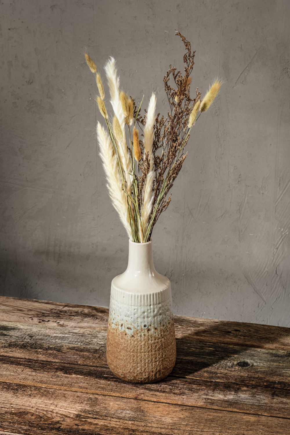 Vaza din Ceramică Vega Basim, Aspect de Piatră, Impermeabilă, Diametru 12 cm x Înălțime 25 cm, Design Bicolor Bej/Maro