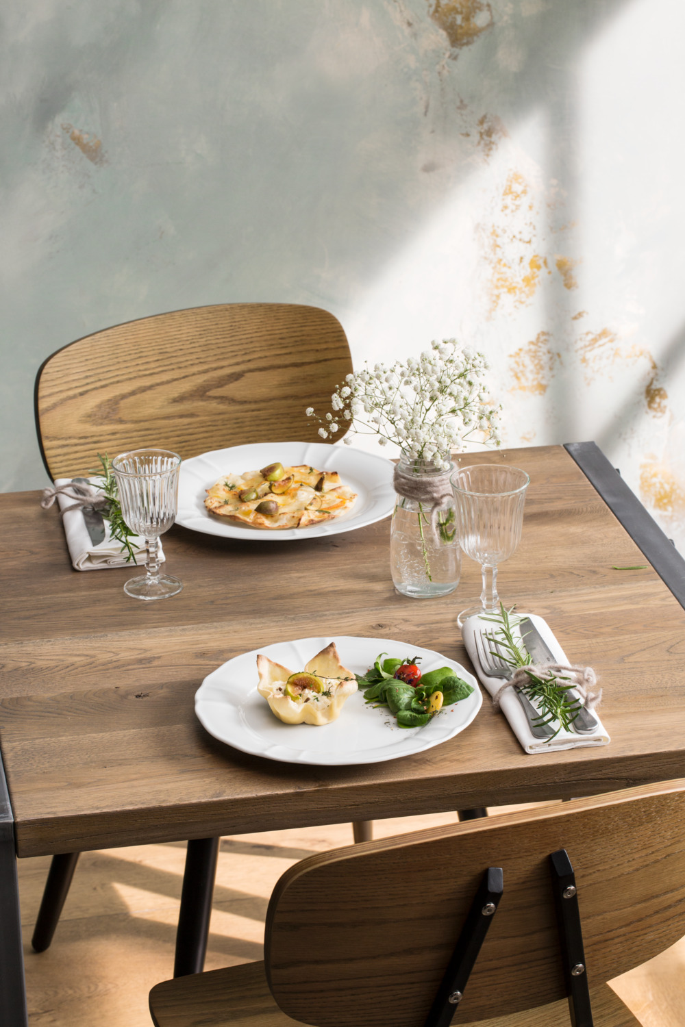 VEGA Scola Chair, Ash Plywood Seat, Black Lacquered Steel Base, Antique Oak, 50x47x85 cm, Ergonomic Contract Furniture for Cafes and Restaurants