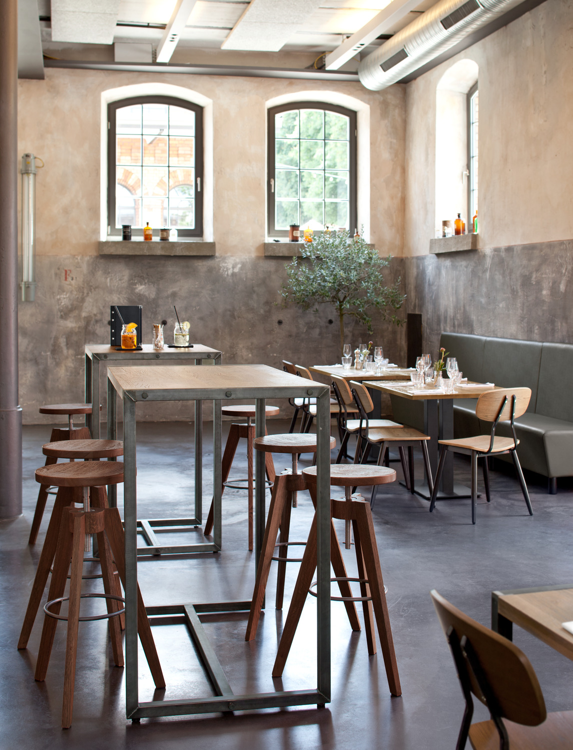 VEGA Scola Chair, Ash Plywood Seat, Black Lacquered Steel Base, Antique Oak, 50x47x85 cm, Ergonomic Contract Furniture for Cafes and Restaurants