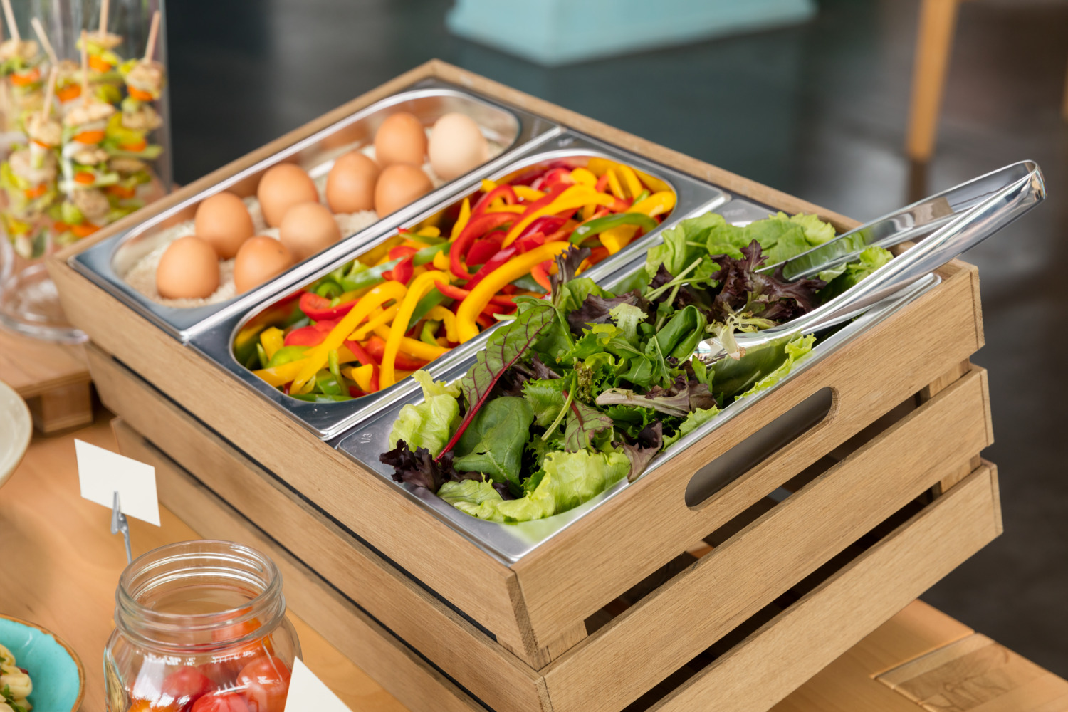 VEGA LUSINI Solutions GmbH GN container 1/3 Premium GN-Behälter 1/3 Premium GN container 1/3 Premium; GN 1/3, 2 l, 32.5x17.6x6.5 cm (LxWxD); silver GN-Behälter 1/3 Premium; GN 1/3, 2 l, 32.5x17.6x6.5 cm (LxBxT); silber GN container 1/3 made of chrome-nickel stainless steel 18/10, without drop handles. Material thickness: 0.8 mm. With stacking cams: easy disassembly of stacked GN containers. Reinforced corners and edges. Robust and easy to clean. Dishwasher safe. Stackable. Available in different sizes. From time to time it is recommended to clean with vinegar or lemon cleaner to keep the shine of the containers. GN-Behälter 1/3 aus Chrom-Nickel-Edelstahl 18/10, rostfrei, ohne Fallgriff. Materialstärke: 0,8 mm. Mit Stapelnocken: einfaches Auseinandernehmen gestapelter Gastronorm-Behälter. Spülmaschinengeeignet. Von Zeit zu Zeit empfiehlt sich die Reinigung mit Essig- oder Zitronenreiniger um den Glanz der Behälter zu erhalten.