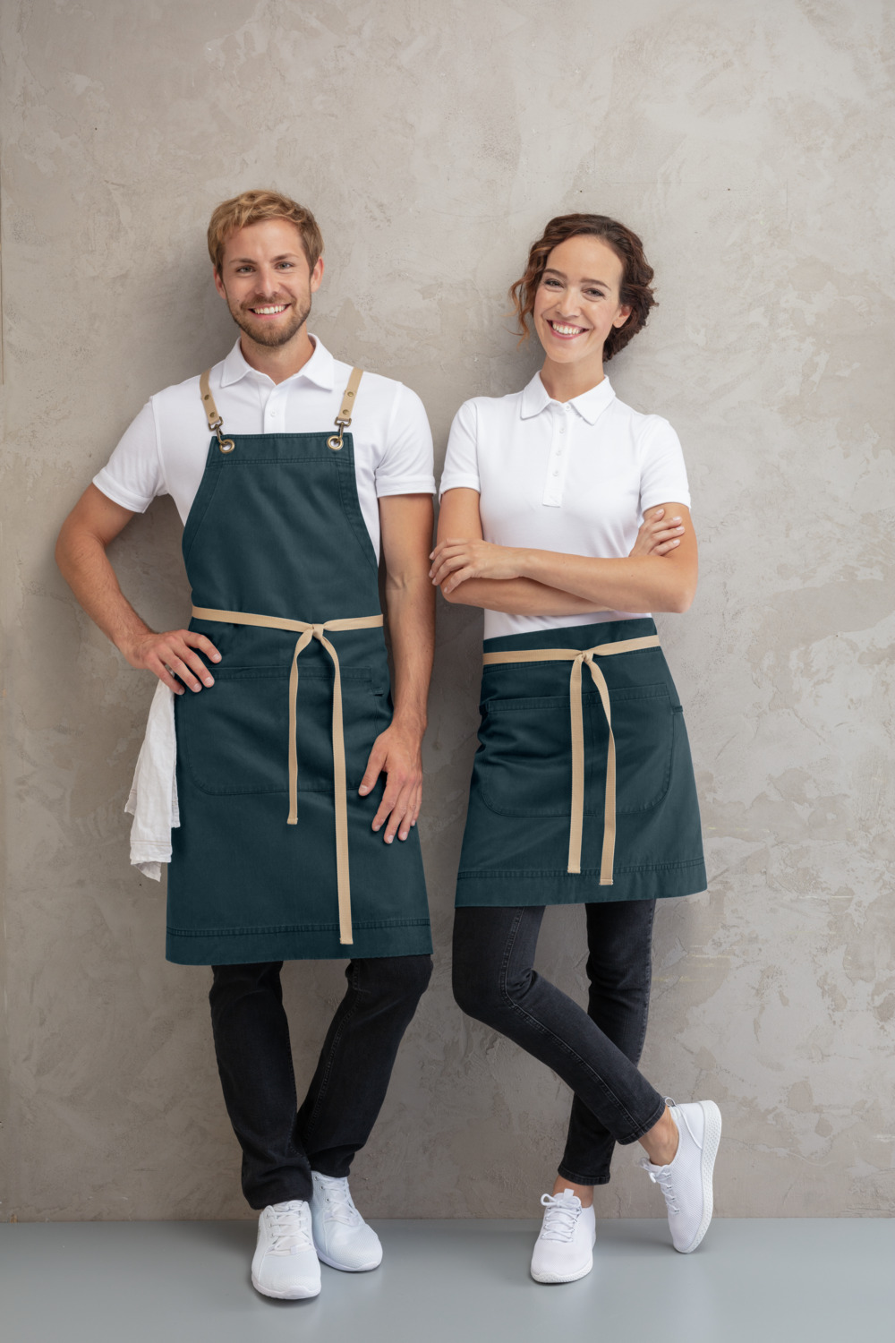 JOBELINE LUSINI Solutions GmbH Apron Ben 50x100 cm (LxW) Schürze Ben 50x100 cm (LxB) Apron Ben 50x100 cm (LxW); 50x100 cm (LxW); blue Schürze Ben 50x100 cm (LxB); 50x100 cm (LxB); blau 64 % cotton, 36 % polyester. 250 g/m². 40 °C wash. Trendy apron with durable PU coating. Color-contrasting fabric straps fixed with rivets. With a tea towel loop, pen loop and a two-part pocket that also offers space for a mini tablet. Durable and easy to care for. Bag dimensions: 22x19 cm and 22x15 cm (LxW). 64 % Baumwolle, 36 % Polyester. 250 g/m². 40°-Wäsche. Trendige Schürze mit langlebigem PU-Coating. Farblich abgesetzte, durch Nieten fixierte Stoffbänder. Mit Geschirrtuchschlaufe, Stiftlasche und einer zweigeteilten Tasche, die zusätzlich Platz für ein Tablet im Mini-Format bietet. Strapazierfähig und pflegeleicht. Taschenmaße: 22x19 cm und 22x15 cm (LxB)