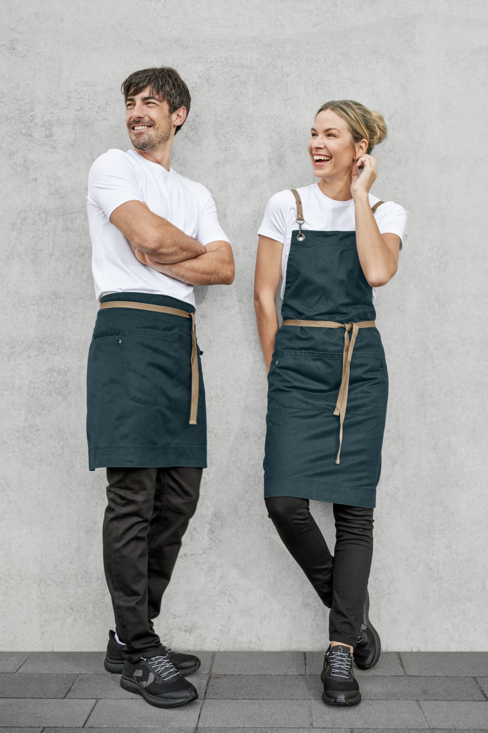 JOBELINE LUSINI Solutions GmbH Apron Ben 50x100 cm (LxW) Schürze Ben 50x100 cm (LxB) Apron Ben 50x100 cm (LxW); 50x100 cm (LxW); blue Schürze Ben 50x100 cm (LxB); 50x100 cm (LxB); blau 64 % cotton, 36 % polyester. 250 g/m². 40 °C wash. Trendy apron with durable PU coating. Color-contrasting fabric straps fixed with rivets. With a tea towel loop, pen loop and a two-part pocket that also offers space for a mini tablet. Durable and easy to care for. Bag dimensions: 22x19 cm and 22x15 cm (LxW). 64 % Baumwolle, 36 % Polyester. 250 g/m². 40°-Wäsche. Trendige Schürze mit langlebigem PU-Coating. Farblich abgesetzte, durch Nieten fixierte Stoffbänder. Mit Geschirrtuchschlaufe, Stiftlasche und einer zweigeteilten Tasche, die zusätzlich Platz für ein Tablet im Mini-Format bietet. Strapazierfähig und pflegeleicht. Taschenmaße: 22x19 cm und 22x15 cm (LxB)