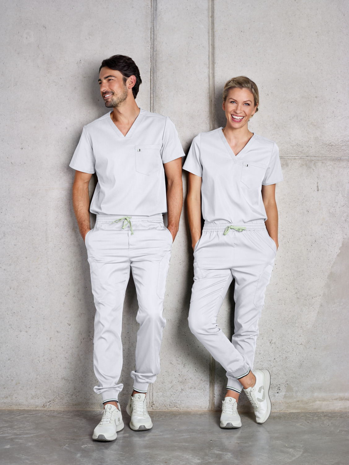Tunică Medicală Feminină Jobeline Aversa, Guler V, Mânecă Scurtă, Lyocell Tencel și Poliester, Respirabilă și Prietenoasă cu Pielea, Lungime 60 cm