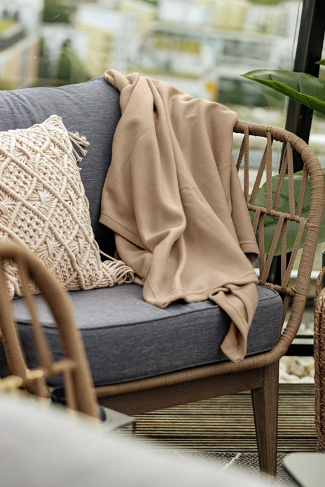 PULSIVA Kelsey Lightweight Fleece Blanket, 100 x 150 cm, 100% Polyester, Soft Fleece and Durable Jersey, OEKO-TEX Standard 100, Beige