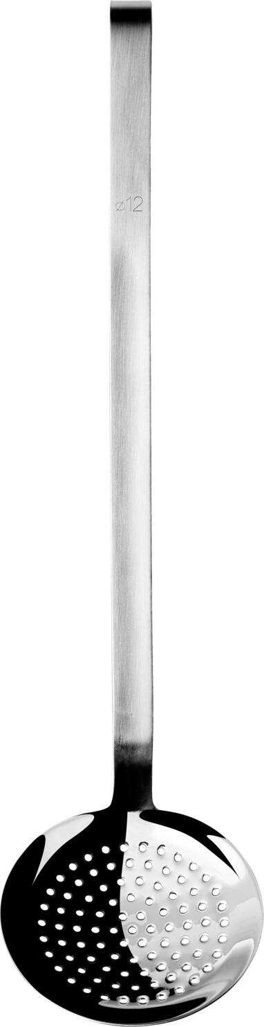 APS Assheuer + Pott GmbH & Co. KG Skimmer Schaumlöffel gelocht Skimmer; 10x40.5 cm (ØxL); silver Schaumlöffel gelocht; 10x40.5 cm (ØxL); silber Skimmer made of 18/0 chrome stainless steel. Heavy quality. Made in one piece. Suitable for dishwasher. Der Schaumlöffel gelocht aus 18/8 Edelstahl ist ein hochwertiges Küchenwerkzeug für Gastronomie, Catering, Buffet und Haushalt. Er eignet sich ideal zum Abheben, Abseihen und Servieren von Speisen aus Flüssigkeiten, Fett oder Brühe. Die schwere Qualität sorgt für eine langlebige und zuverlässige Nutzung im täglichen Einsatz. Der rutschsichere Griff unterstützt eine sichere, komfortable Handhabung und präzises Arbeiten. * Material: 18/8 Edelstahl * Schwere Qualität * Rutschsicherer Griff * Zum Abheben, Abseihen und Servieren * Für Speisen aus Flüssigkeiten, Fett oder Brühe geeignet * Spülmaschinengeeignet