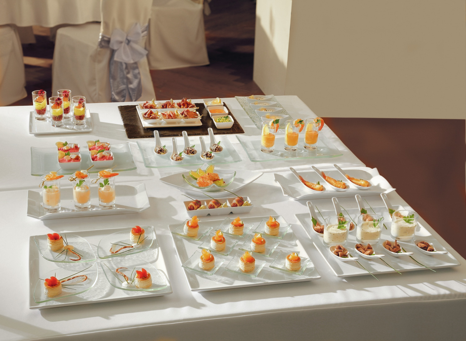 VEGA Porcelain Finger Food Spoons, 10ml Capacity, 12.5cm Length, Oval White, Dishwasher and Microwave Safe, Set of 12 Pieces