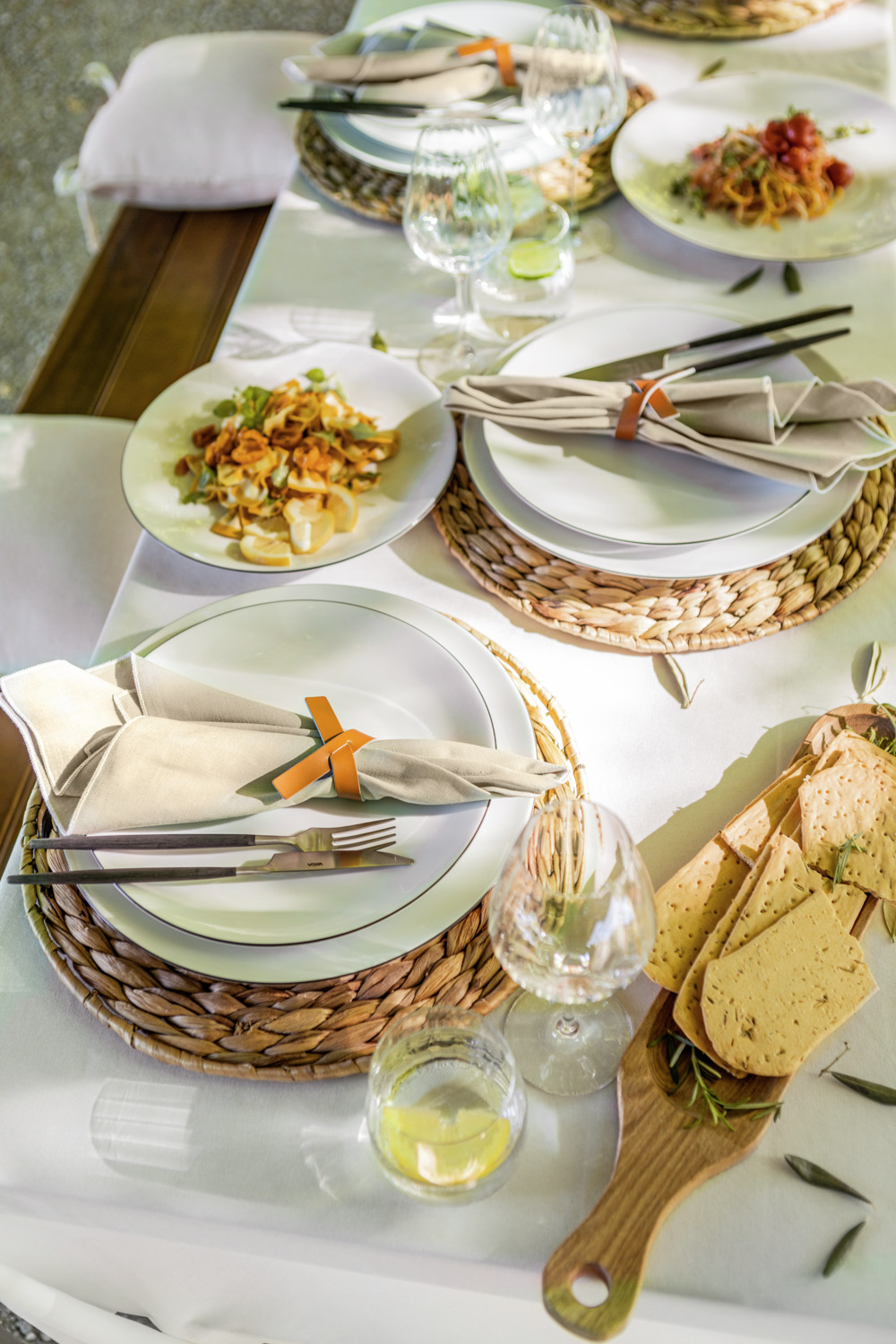Set de 4 farfurii plate VEGA Bellino, 31 cm Rotunde din Porțelan, Albe cu Margine Neagră Pictată Manual, Sigure pentru Mașina de Spălat Vase și Cuptorul cu Microunde
