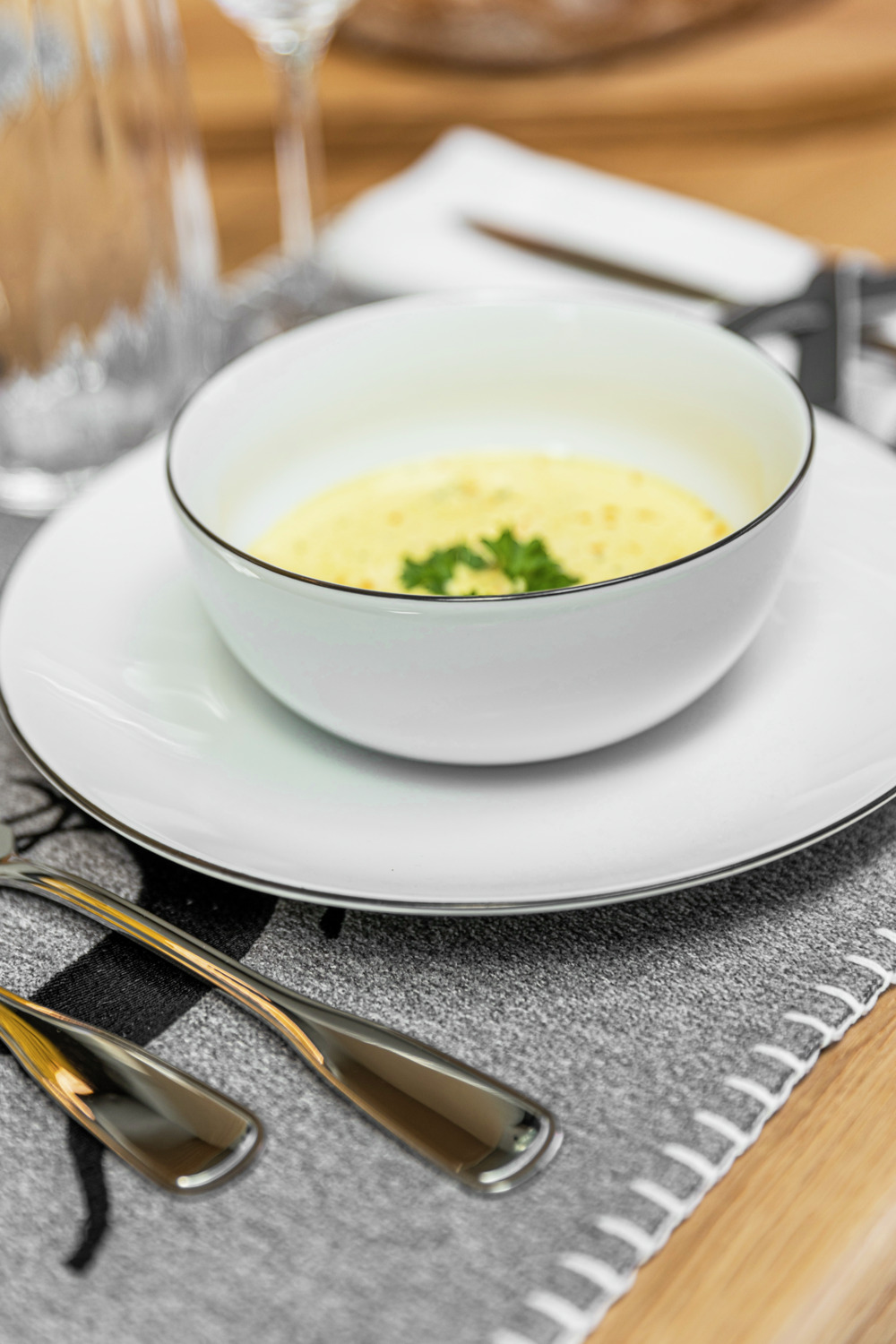 Set de 6 farfurii plate VEGA Bellino, 21 cm Porțelan Rotunde, Albe cu Margine Decorativă Neagră, Sigure pentru Mașina de Spălat Vase și Cuptorul cu Microunde
