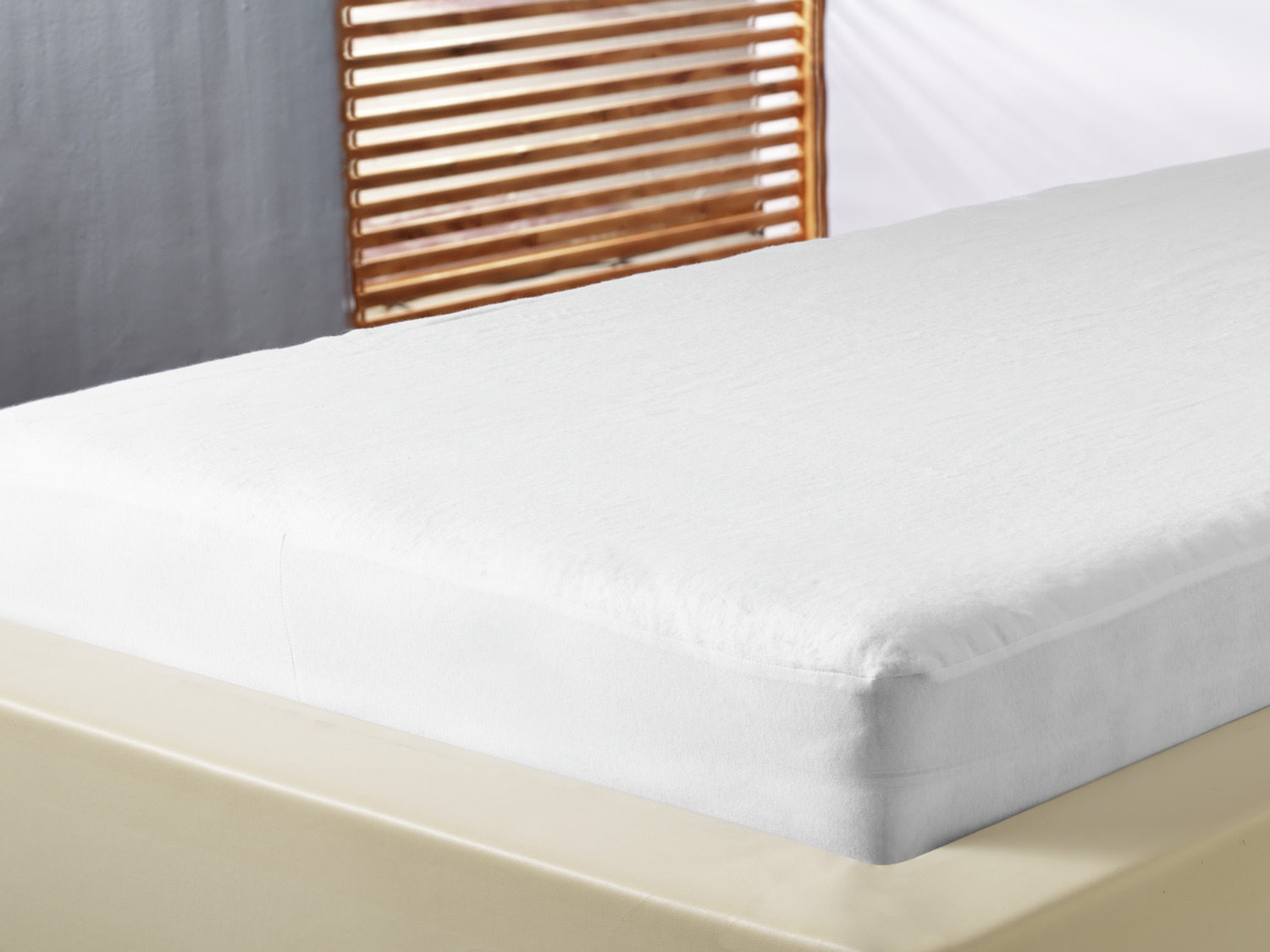 ERWIN M. LUSINI Solutions GmbH Mattress protector St. Gilgen fitted cover Matratzenschoner St. Gilgen Spannbezug Mattress protector St. Gilgen fitted cover; 140x190 cm (WxL); white Matratzenschoner St. Gilgen Spannbezug; 140x190 cm (BxL); weiß (1) 100% cotton (molton). Weight approx. 400 g/m². (1) Made of skin-friendly twisted calico. Protects mattresses from stains and wear. With all-around elastic for easy covering. Durable, easy to clean. For mattresses up to approx. 24 cm height. (1) 100 % Baumwolle (Molton). Gewicht 400 g/m². (1) Aus hautfreundlichem Zwirnkalmuck. Schützt Matratzen vor Flecken und Abnutzung. Mit Rundumgummi zum einfachen Beziehen. Strapazierfähig, pflegeleicht. Für Matratzen bis ca. 24 cm Höhe.