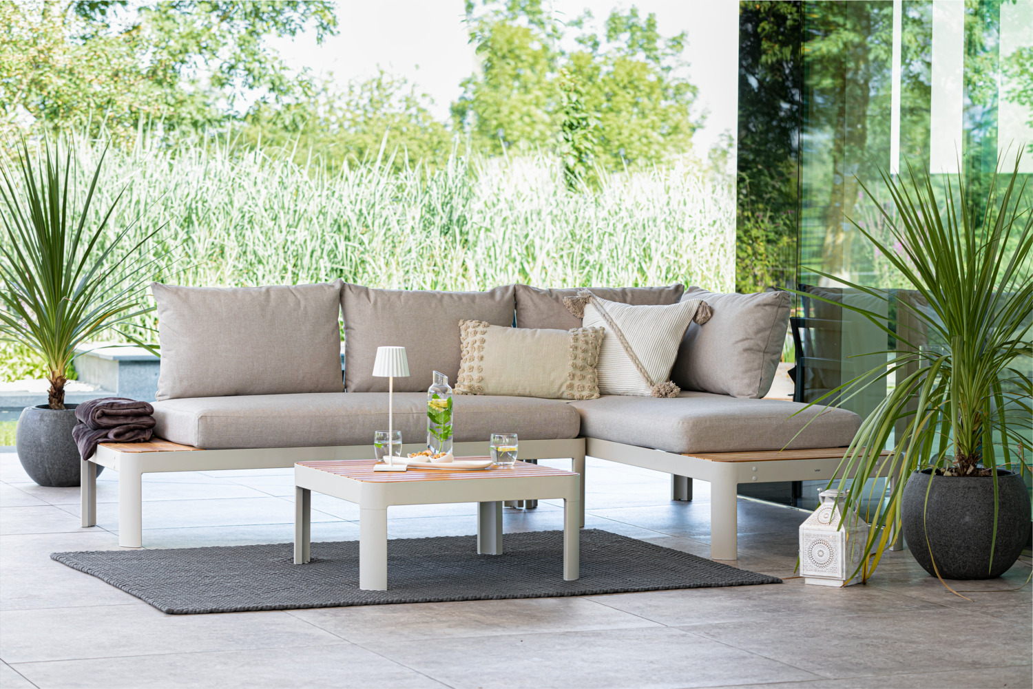 Masa laterala exterioara VEGA Amalfia, blat din lemn de teak netrat certificat FSC, cadru din aluminiu vopsit electrostatic gri deschis, 72x72x33 cm