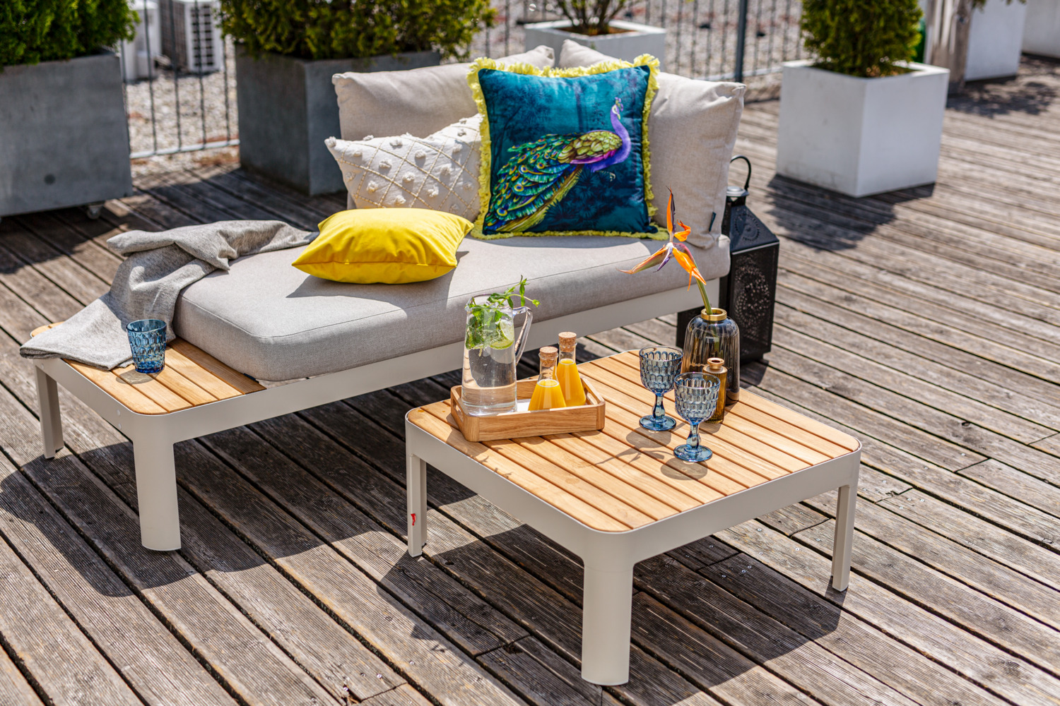 Masa laterala exterioara VEGA Amalfia, blat din lemn de teak netrat certificat FSC, cadru din aluminiu vopsit electrostatic gri deschis, 72x72x33 cm