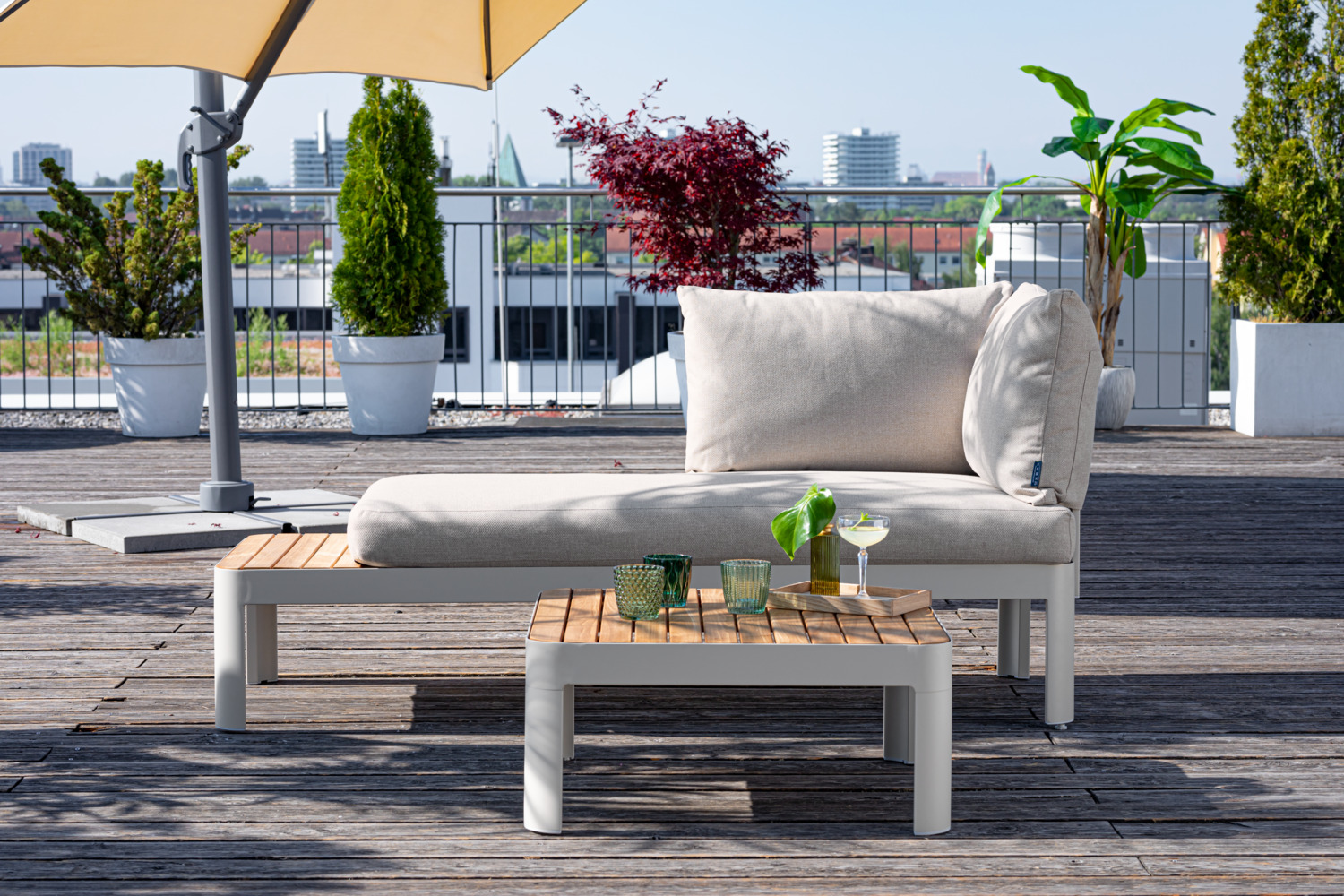 Masa laterala exterioara VEGA Amalfia, blat din lemn de teak netrat certificat FSC, cadru din aluminiu vopsit electrostatic gri deschis, 72x72x33 cm