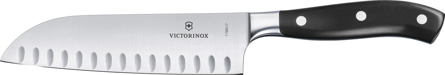 Victorinox Victorinox AG Santoku knife Grand Maître, Kullen Santokumesser Grand Maitre, Kullen Santoku knife Grand Maître, Kullen; Blade length 17 cm, 30.7 cm (L); silver/black Santokumesser Grand Maitre, Kullen; Klingenlänge 17 cm, 30.7 cm (L); silber/schwarz GRAND MAÎTRE RELIABLE CRAFTSMANSHIP LEADS TO ENJOYMENT - Forged from a single piece and evenly hardened - Perfect balance for comfort at work - Timeless, durable design Balance and equilibrium: this is the credo of the Grand Maître collection, which is appreciated by professional and amateur chefs alike. Each model in the popular series is forged from a single piece forged from a single piece and evenly hardened. This manufacturing method guarantees a seamless transition from handle to blade and greater control and precision with every cut. The ergonomically shaped handle also offers optimum comfort over a long period of time. A kitchen tool that pays for itself every day. Handle material: Polyoxymethylene is robust, hard and retains its dimensional stability even at high temperatures. It is highly abrasion-resistant, can be sterilized and is suitable for temperatures up to 130°C. GRAND MAÎTRE ZUVERLÄSSIGE HANDWERKSKUNST FÜHRT ZUM GENUSS - Aus einem Stück geschmiedet und gleichmäßig gehärtet - Perfekte Balance für Komfort bei der Arbeit - Zeitloses, langlebiges Design Ausgewogenheit und Balance: Das ist das Credo der Grand Maître Kollektion, die Profi- und Hobbyköche gleichermaßen zu schätzen wissen. Jedes Modell der beliebten Serie wurde aus einem einzigen Stück geschmiedet und gleichmäßig gehärtet. Diese Fertigungsmethode garantiert einen nahtlosen Übergang vom Griff zur Klinge und höhere Kontrolle und Präzision bei jedem Schnitt. Außerdem bietet der ergonomisch geformte Griff auch über lange Zeit optimalen Komfort. Ein Küchenwerkzeug, das sich täglich bezahlt macht. Material Griff: Polyoxymethylen ist robust, hart und behält seine dimensionale Stabilität auch bei hohen Temperaturen bei. Es ist sehr abriebfest, kann sterilisiert werden und ist für Temperaturen bis zu 130 °C geeignet.