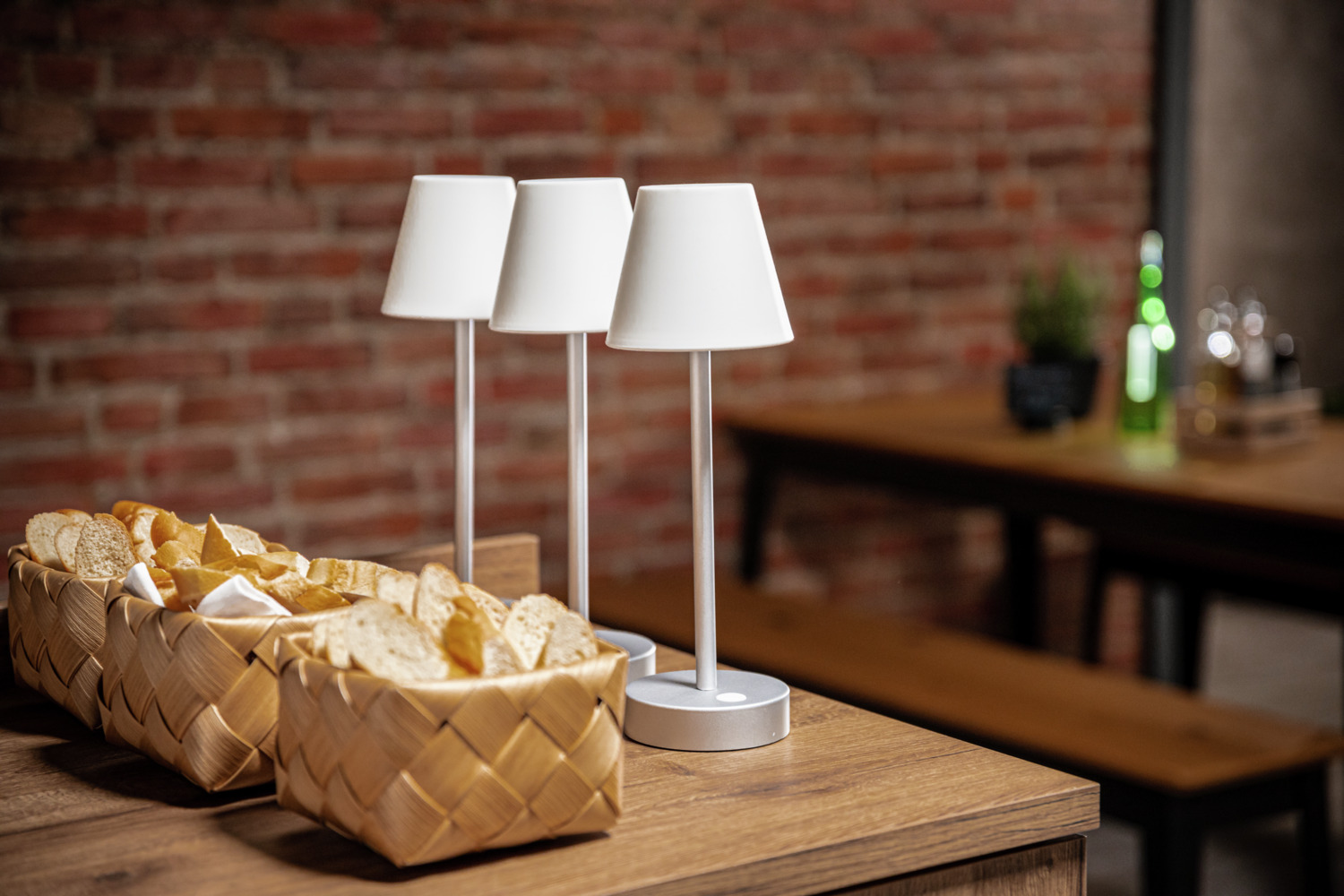 Lampa de masa Newgarden Lola Slim 30, LED cu baterie reincarcabila, Dimabila, Utilizare interior si exterior, Plastic, 11cm x 32cm, Gri deschis