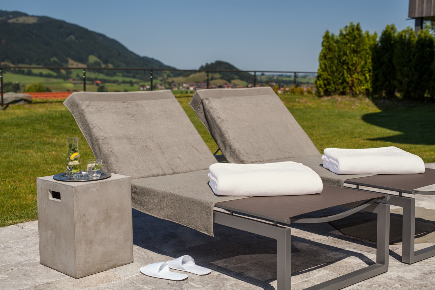 ERWIN M. LUSINI Barrie Blanket, 150 x 200 cm, 100% Polyester, Extra Fluffy and Durable, OEKO-TEX Standard 100 Certified, Taupe