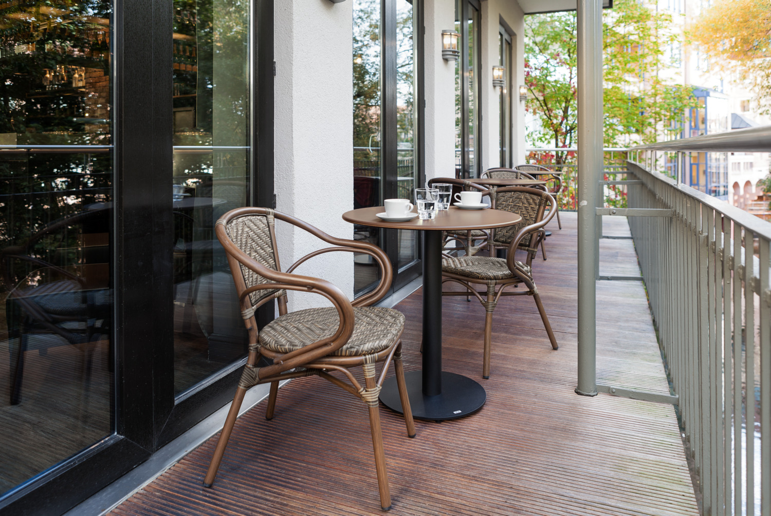 Scaun de bistro exterior stivuibil VEGA Tolia cu bratze, cadru din aluminiu vopsit electrostatic cu aspect de lemn, scaun din plasa de plastic, set de 2 piese