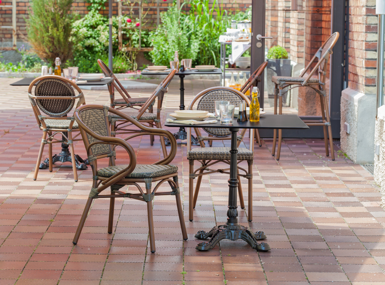 Scaun de bistro exterior stivuibil VEGA Tolia cu bratze, cadru din aluminiu vopsit electrostatic cu aspect de lemn, scaun din plasa de plastic, set de 2 piese