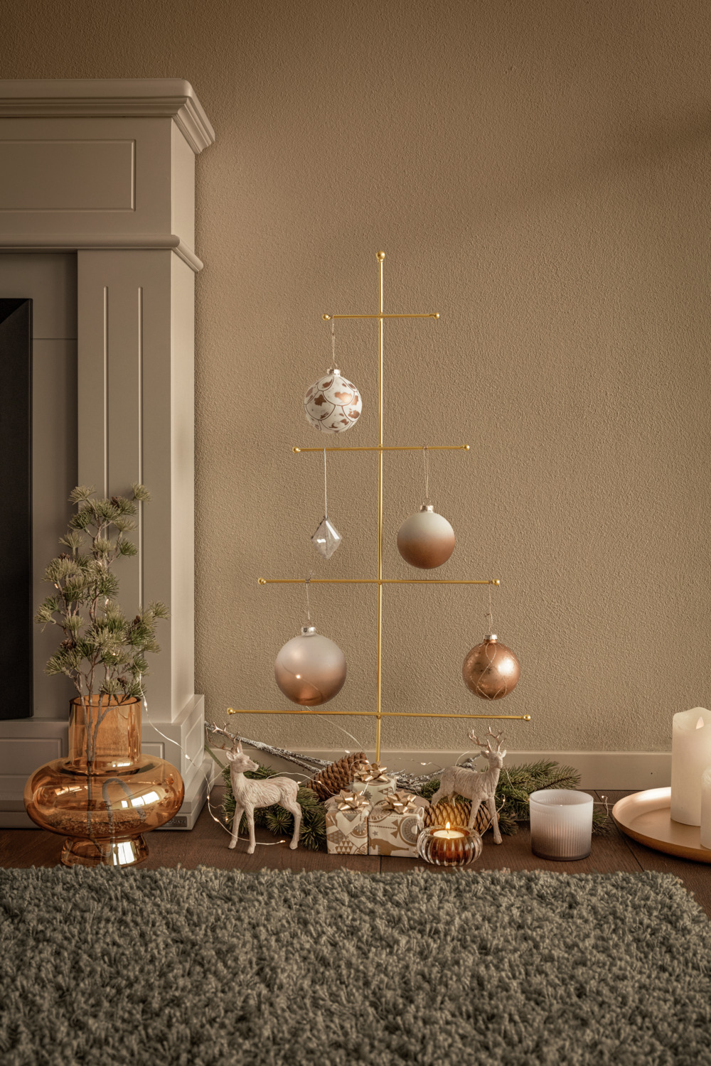 LUSINI Saya Modern Metal Tree Decorative Ornament Stand with Wooden Base, Golden Brown Alternative Christmas Tree for Baubles, 41.5 x 15 x 80.5 cm