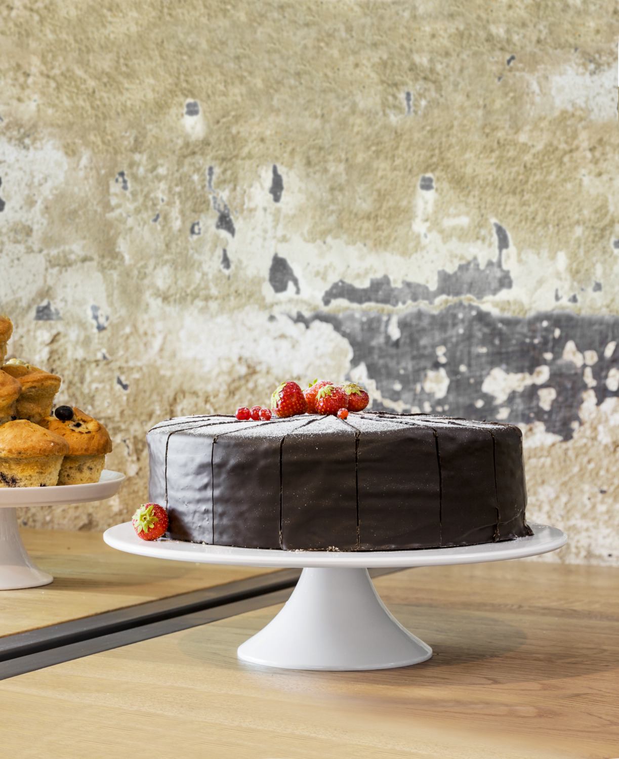 VEGA Gavia Cake Plate, 32.5 cm Diameter, White Melamine, Shock and Break Resistant, Dishwasher Safe, Round Serving Platter