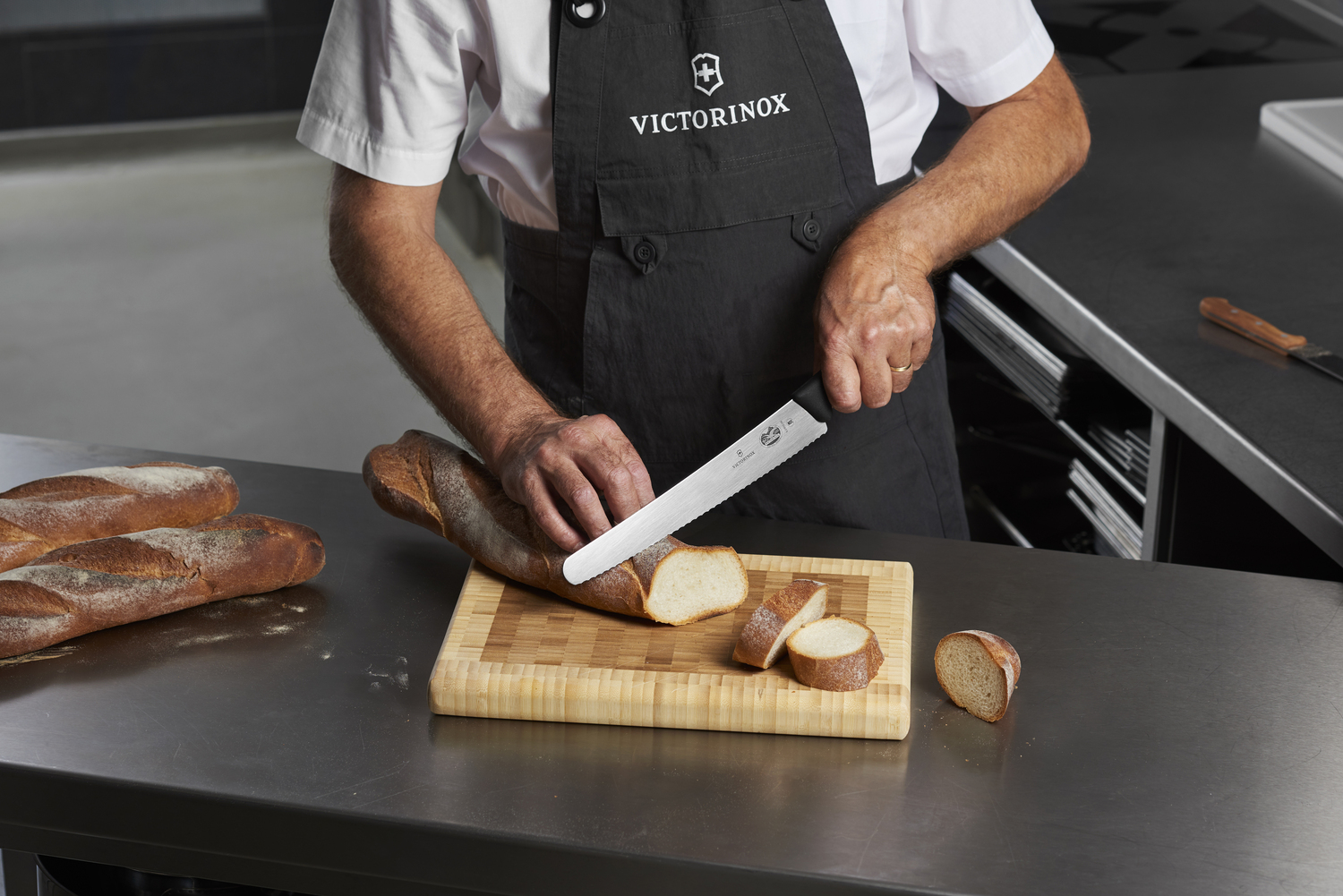 Victorinox Fibrox Bread and Pastry Knife 5.2933.26, 26 cm Serrated Stainless Steel Blade, Non-Slip Ergonomic TPE Handle, NSF Certified, Swiss Made