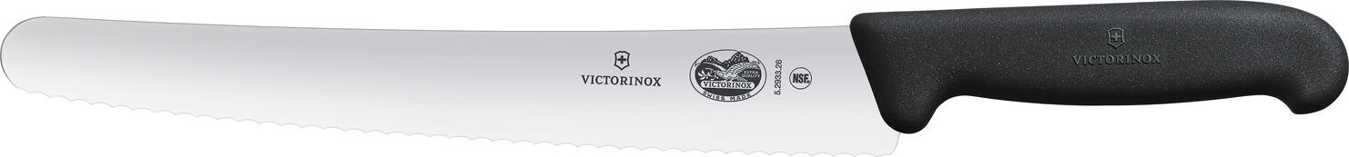 Victorinox Victorinox AG Bread and pastry knife Fibrox waves Brot- und Konditormesser Fibrox Wellen Bread and pastry knife Fibrox waves; Blade length 26 cm, 38.2 cm (L); silver/black Brot- und Konditormesser Fibrox Wellen; Klingenlänge 26 cm, 38.2 cm (L); silber/schwarz From professionals for professionals Non-slip handles guarantee safe working Particularly high edge retention for a long service life Outstanding sharpness and maximum stability The Fibrox collection was developed for professional chefs, but is also popular with amateur chefs due to its optimum performance and precise cuts. The non-slip, ergonomic handles sit comfortably in the hand and are easy on the wrist. This makes cooking and cutting fun! Extra-sharp stainless steel blades glide through even the thickest cuts of meat and sophisticated special knives handle a variety of kitchen tasks - from filleting fish to glazing cakes. Material handle: Thermoplastic elastomers (TPE) combine the easy processing of thermoplastics with the advantages of elastomers. They are extremely flexible even at high temperatures, very robust and have high impact and notch resistance even at low temperatures. TPE materials can withstand temperatures of up to 110°C. Von Profis für Profis Rutschfeste Griffe garantieren sicheres Arbeiten Besonders hohe Schnitthaltigkeit für eine lange Lebensdauer Hervorragende Schärfe und maximale Stabilität Die Fibrox Kollektion wurde für Profiköche entwickelt, ist aber auch bei Hobbyköchen aufgrund ihrer optimalen Performance und präzisen Schnitte beliebt. Die rutschfesten, ergonomischen Griffe liegen gut in der Hand und schonen das Handgelenk. So machen Kochen und Schneiden Spaß! Extra scharfe Klingen aus rostfreiem Stahl gleiten selbst durch die dicksten Fleischstücke und ausgereifte Spezialmesser erledigen verschiedene Küchenaufgaben – vom Filetieren von Fisch bis zum Glasieren von Torten. Material Griff: Thermoplastische Elastomere (TPE) kombinieren die einfache Verarbeitung von Thermokunststoffen mit den Vorteilen von Elastomeren. Sie sind auch bei hohen Temperaturen extrem flexibel, sehr robust und besitzen sogar bei niedrigen Temperaturen eine hohe Schlag- und Kerbschlagfestigkeit. TPE-Materialien halten Temperaturen von bis zu 110 °C stand.