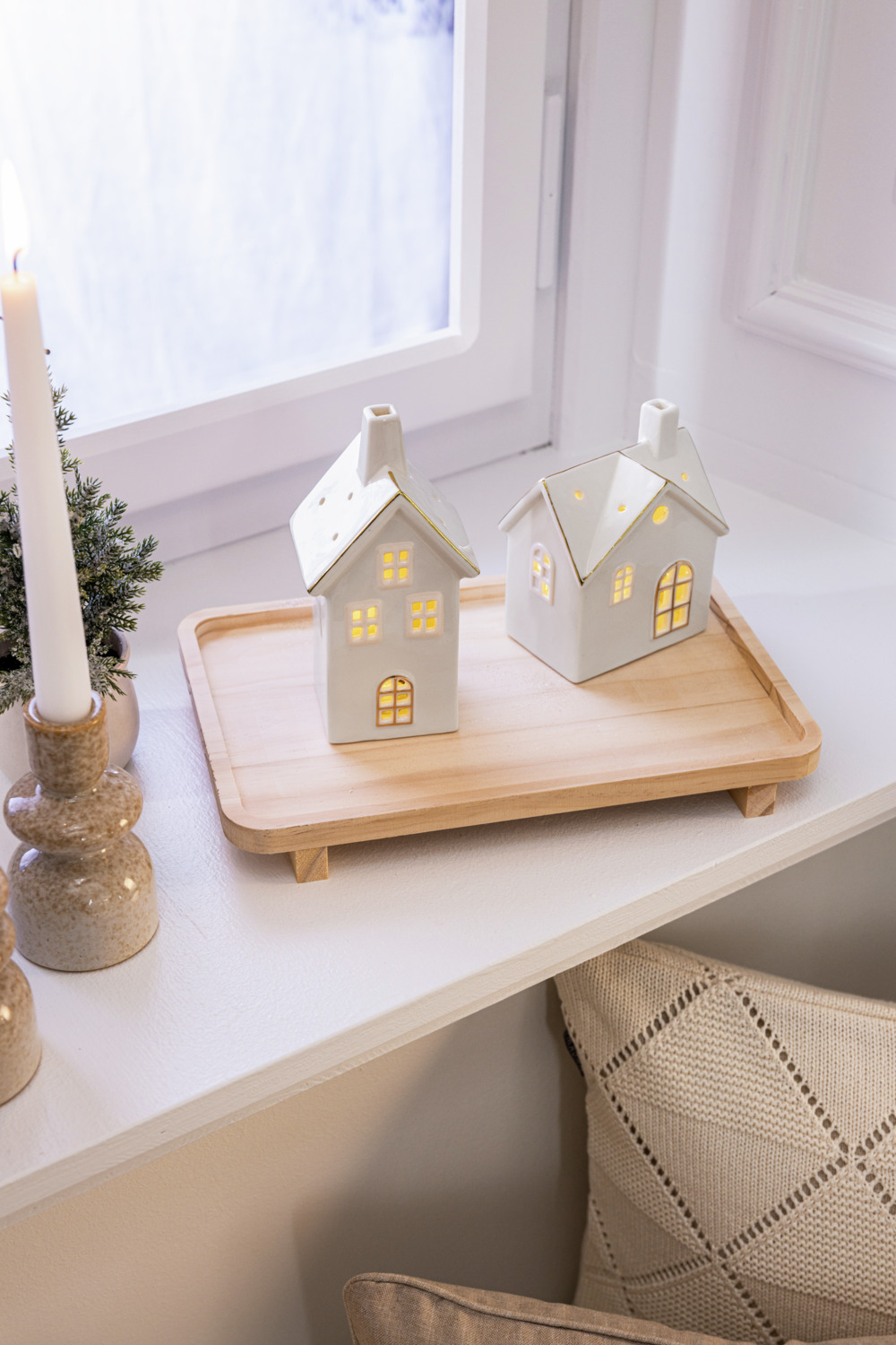 Casă LED decorativă Vega Altone, lanternă din porțelan alb și auriu, 12.2 x 8.9 x 14.8 cm, funcționare cu baterii