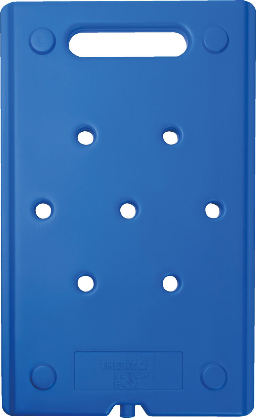 Thermo Future Box Barth GmbH – Thermo Future Box GN cold pack -3°C GN-Kühl-Akku -3°C GN cold pack -3°C; size GN 1/1, 32.5x53x2.5 cm (LxWxH); blue GN-Kühl-Akku -3°C; Größe GN 1/1, 32.5x53x2.5 cm (LxBxH); blau With cryogenic liquid for long-lasting cooling capacity. Ready to use by cooling in the freezer. It is recommended to place the cold pack in the freezer (-18 °C) for 24 hours. Made of polyethylene, with carrying handle. GN-Kühl-Akku mit Tragegriff aus Polyethylen. Kühl-Akku mit kälteerzeugender Flüssigkeit für lang andauernde Kälteleistung (-3 °C für Gemüse, Milchprodukte, Torte). Das eutektische Kühlgel ist glykolfrei, Einsatzbereit durch Kühlen im Gefrierschrank. Es wird empfohlen, den Kühl-Akku 24 Stunden in den Tiefkühlschrank/Gefriertruhe (-18°C) zu legen. Der Kühl-Akku erfüllt alle Kriterien, die für eine Verwendung in Zusammenhang mit Lebensmitteln erforderlich sind. Leicht zu reinigen und spülmaschinengeeignet bis 85°C.