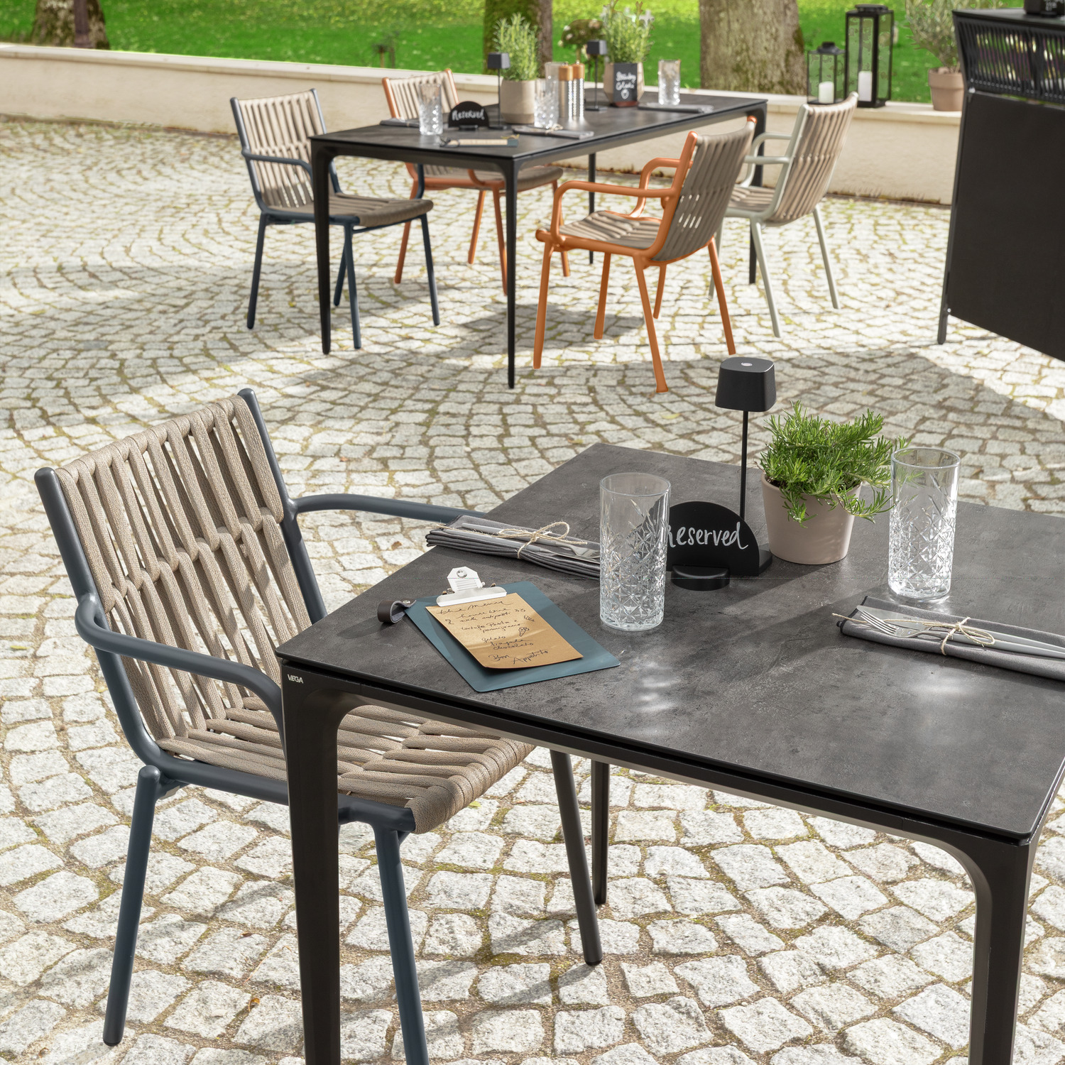 Masa exterioara patrata VEGA Linero, 80x80x72 cm, Blat HPL Compact Laminat Beton, Cadru Aluminiu Vopsit Electrostatic Negru, Rezistenta la Intemperii