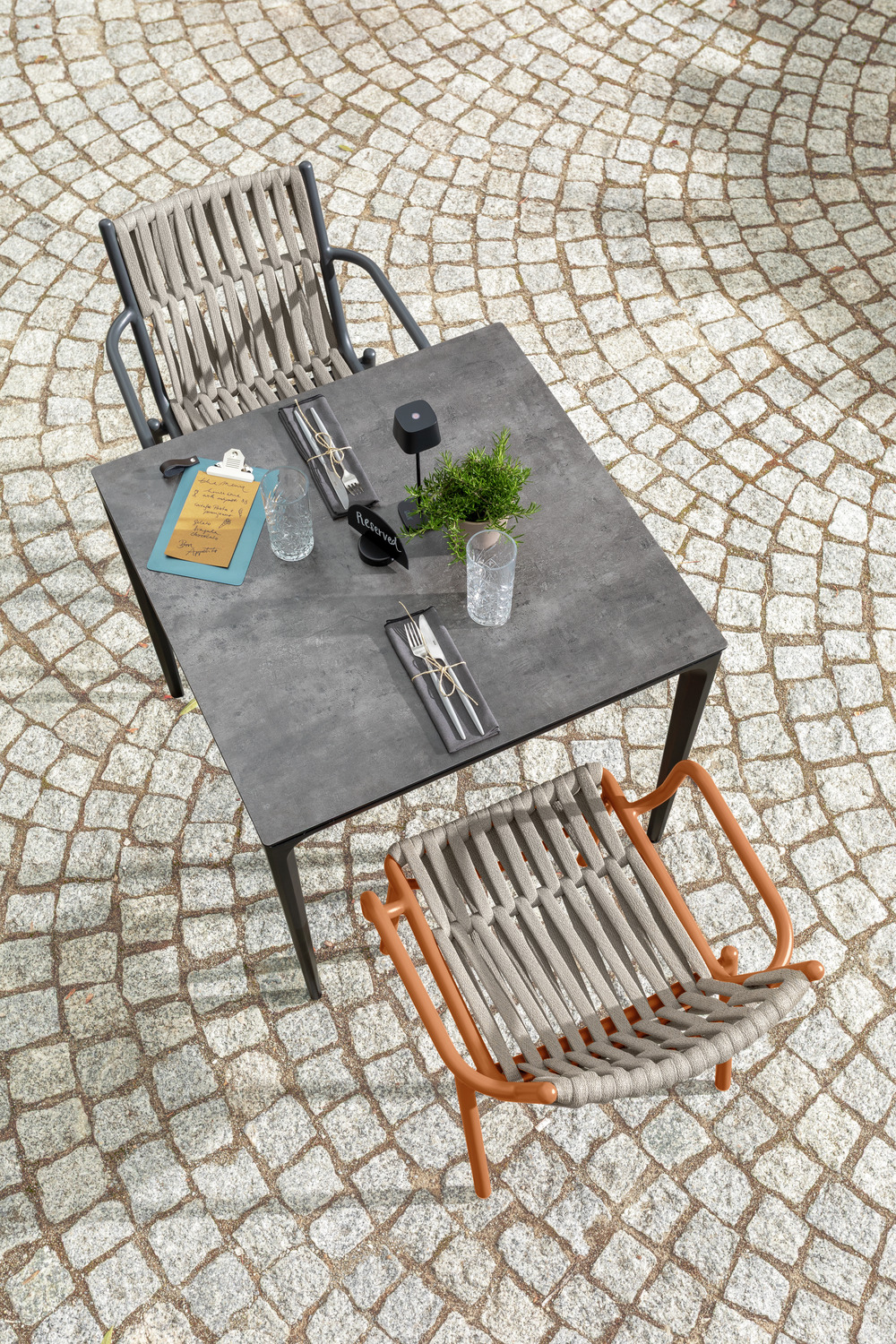 Masa exterioara patrata VEGA Linero, 80x80x72 cm, Blat HPL Compact Laminat Beton, Cadru Aluminiu Vopsit Electrostatic Negru, Rezistenta la Intemperii