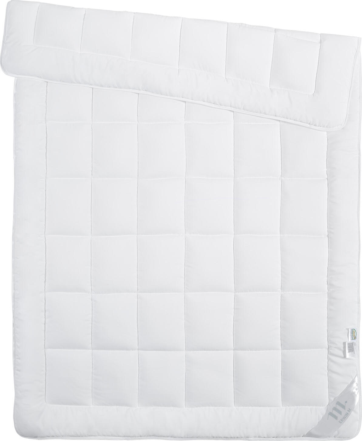 ERWIN M. LUSINI Solutions GmbH All-season duvet Dream Ganzjahres-Bettdecke Dream All-season duvet Dream; 155x220 cm (WxL); white Ganzjahres-Bettdecke Dream; 155x220 cm (BxL); weiß Filling: 100% polyester hollow fibre. Cover: 100% polyester. Durable all-season duvet with a filling of siliconised hollow fibres that do not clump together. Machine washable, easy to care for and particularly suitable for allergy sufferers. The diamond-pattern quilting prevents the filling from shifting. Cigarette glow test in accordance with EN ISO 12952-1. Care instructions: The use of chlorine causes the fibres to clump. Füllung: 100 % Polyester-Hohlfaser. Bezug: 100 % Polyester. Strapazierfähige Ganzjahr-Bettdecke mit Füllung aus silikonisierter Hohlfaser, die nicht verklumpt. Maschinenwaschbar, pflegeleicht und besonders für Allergiker geeignet. Die Karo-Einzelsteppung verhindert das Verrutschen des Füllguts. Zigarettenglühtest nach EN ISO 12952-1. Pflegehinweis: Bei der Verwendung von Chlor kommt es zum Verklumpen der Faser.