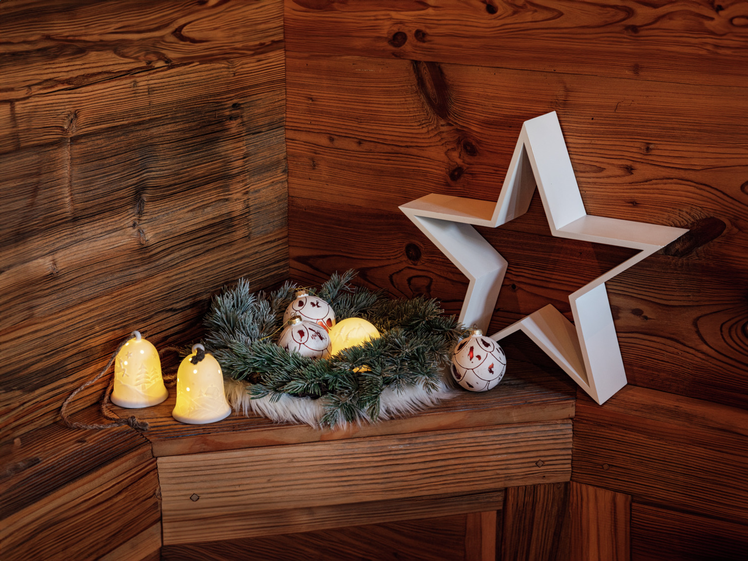 Clopotesti din porțelan cu LED Vega Arian, motive Crăciun natal, albi, 8x10 cm, Set de 2 piese
