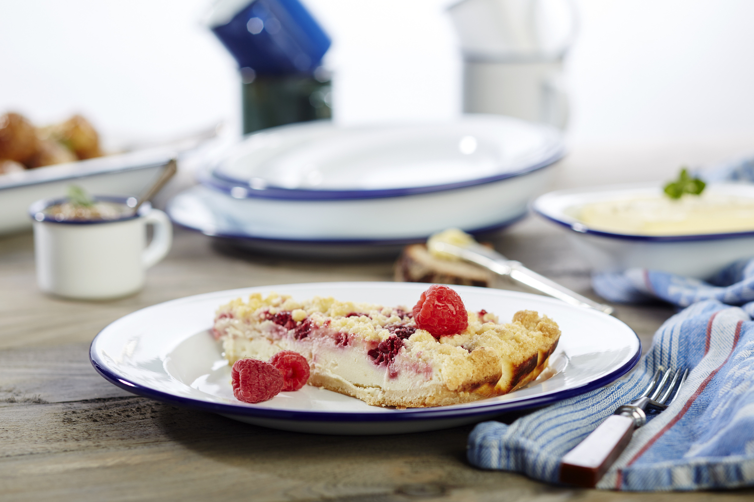 APS ENAMELWARE Flat Plate 40666, Enamelled Steel Round Plate, 26 cm Diameter, White with Blue Rim, Dishwasher Safe and Stackable