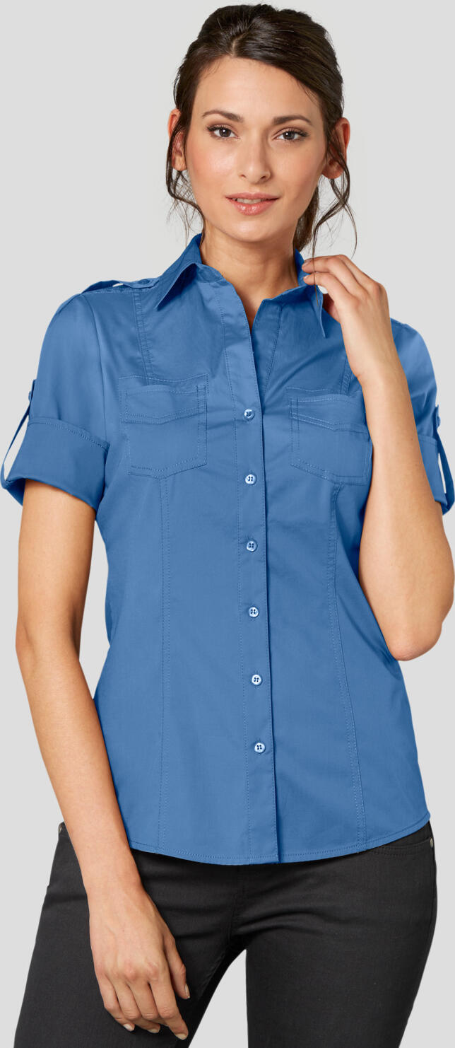 JOBELINE LUSINI Solutions GmbH Women's blouse Kate half sleeve Damenbluse Kate Halbarm Women's blouse Kate half sleeve; Size 42; smoky blue Damenbluse Kate Halbarm; Kleidergröße 42; rauchblau 98 % cotton, 2 % spandex. 40 °C wash. Sporty, short-sleeved women's blouse with button placket and V-neck, classic collar, and a wide turned-up cuff with bar and button. With extra long back length and rounded hem. Waisted cut. Back length: 64 cm for size 36. 98 % Baumwolle, 2 % Elasthan. 40°-Wäsche. Sportive, kurzärmlige Damenbluse mit Knopfleiste und V-Ausschnitt, klassischem Kragen, sowie einem breiten aufgeschlagenem Ärmelbündchen mit Riegel und Knopf. Mit extra langer Rückenlänge und abgerundetem Saum. Tailliert geschnitten. Rückenlänge: 64 cm bei Gr. 36