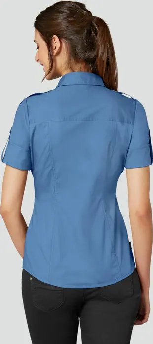 JOBELINE LUSINI Solutions GmbH Women's blouse Kate half sleeve Damenbluse Kate Halbarm Women's blouse Kate half sleeve; Size 42; smoky blue Damenbluse Kate Halbarm; Kleidergröße 42; rauchblau 98 % cotton, 2 % spandex. 40 °C wash. Sporty, short-sleeved women's blouse with button placket and V-neck, classic collar, and a wide turned-up cuff with bar and button. With extra long back length and rounded hem. Waisted cut. Back length: 64 cm for size 36. 98 % Baumwolle, 2 % Elasthan. 40°-Wäsche. Sportive, kurzärmlige Damenbluse mit Knopfleiste und V-Ausschnitt, klassischem Kragen, sowie einem breiten aufgeschlagenem Ärmelbündchen mit Riegel und Knopf. Mit extra langer Rückenlänge und abgerundetem Saum. Tailliert geschnitten. Rückenlänge: 64 cm bei Gr. 36