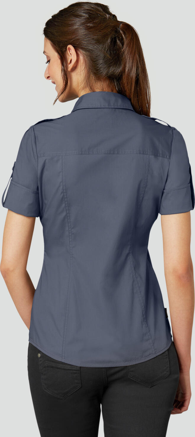 JOBELINE LUSINI Solutions GmbH Women's blouse Kate half sleeve Damenbluse Kate Halbarm Women's blouse Kate half sleeve; Size 34; graphite Damenbluse Kate Halbarm; Kleidergröße 34; graphit 98 % cotton, 2 % spandex. 40 °C wash. Sporty, short-sleeved women's blouse with button placket and V-neck, classic collar, and a wide turned-up cuff with bar and button. With extra long back length and rounded hem. Waisted cut. Back length: 64 cm for size 36. 98 % Baumwolle, 2 % Elasthan. 40°-Wäsche. Sportive, kurzärmlige Damenbluse mit Knopfleiste und V-Ausschnitt, klassischem Kragen, sowie einem breiten aufgeschlagenem Ärmelbündchen mit Riegel und Knopf. Mit extra langer Rückenlänge und abgerundetem Saum. Tailliert geschnitten. Rückenlänge: 64 cm bei Gr. 36