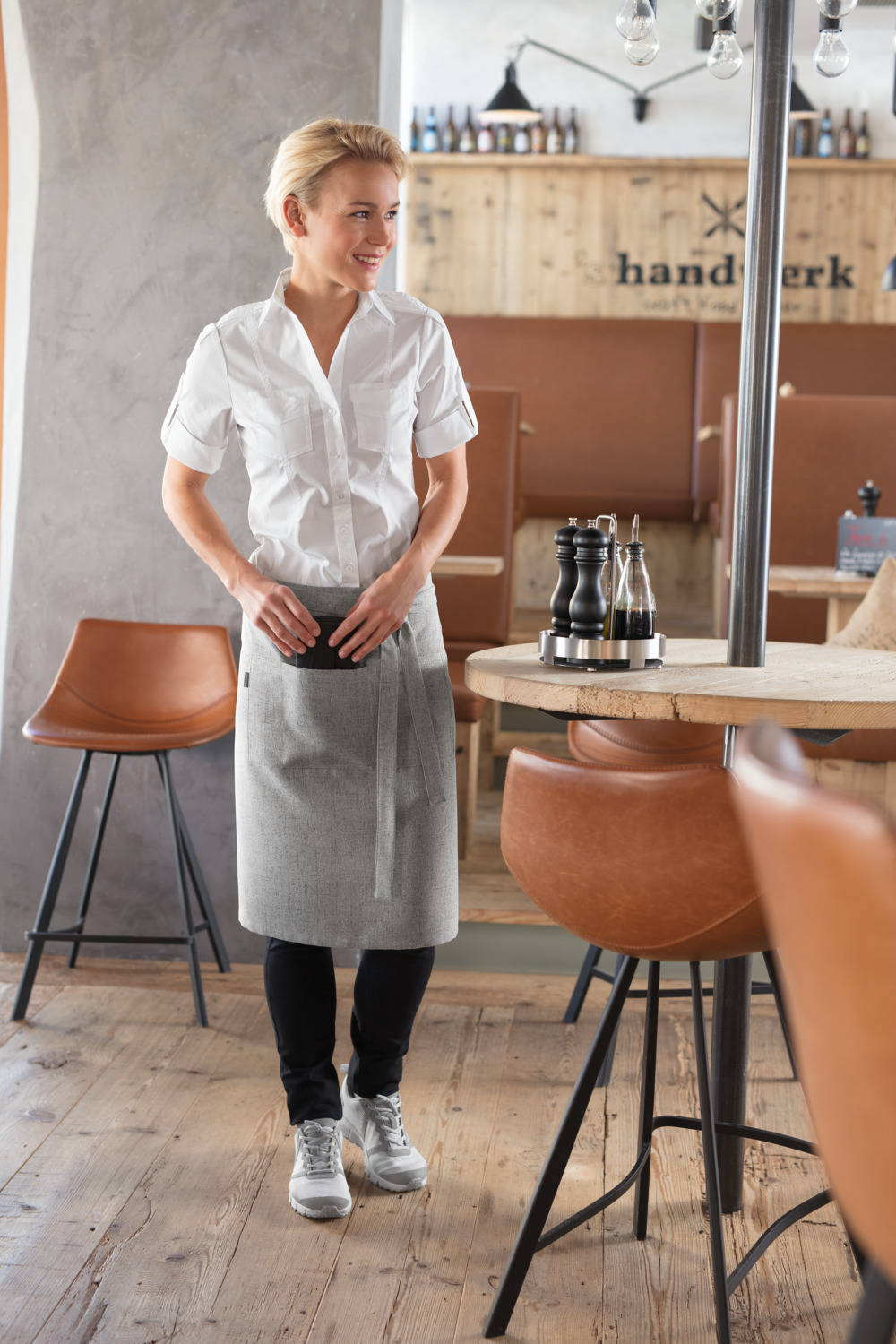 JOBELINE LUSINI Solutions GmbH Women's blouse Kate half sleeve Damenbluse Kate Halbarm Women's blouse Kate half sleeve; Size 50; white Damenbluse Kate Halbarm; Kleidergröße 50; weiß 98 % cotton, 2 % spandex. 40 °C wash. Sporty, short-sleeved women's blouse with button placket and V-neck, classic collar, and a wide turned-up cuff with bar and button. With extra long back length and rounded hem. Waisted cut. Back length: 64 cm for size 36. 98 % Baumwolle, 2 % Elasthan. 40°-Wäsche. Sportive, kurzärmlige Damenbluse mit Knopfleiste und V-Ausschnitt, klassischem Kragen, sowie einem breiten aufgeschlagenem Ärmelbündchen mit Riegel und Knopf. Mit extra langer Rückenlänge und abgerundetem Saum. Tailliert geschnitten. Rückenlänge: 64 cm bei Gr. 36